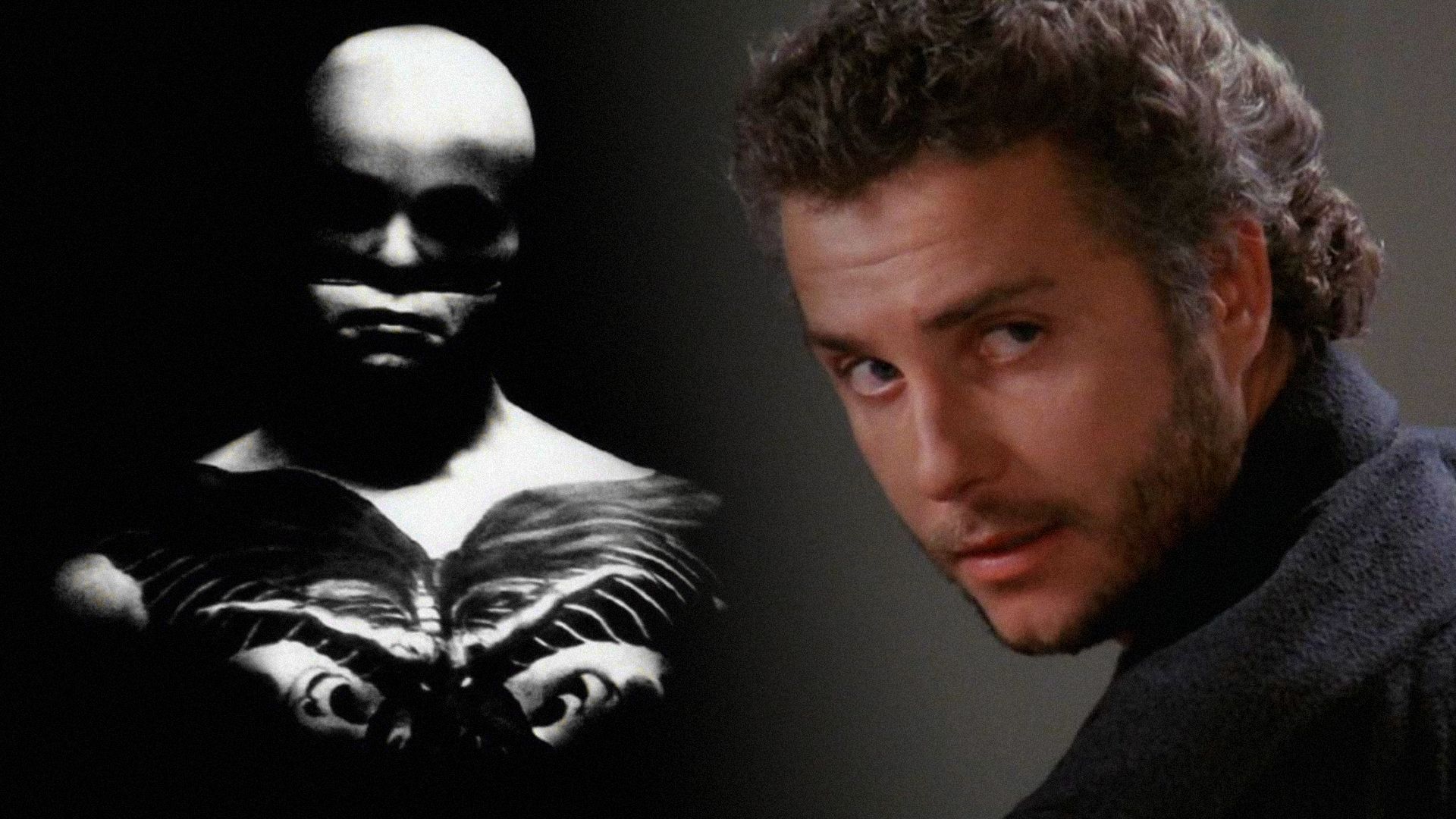 Un bărbat cu un tatuaj într-o mască neagră și actorul William Petersen într-o jachetă gri