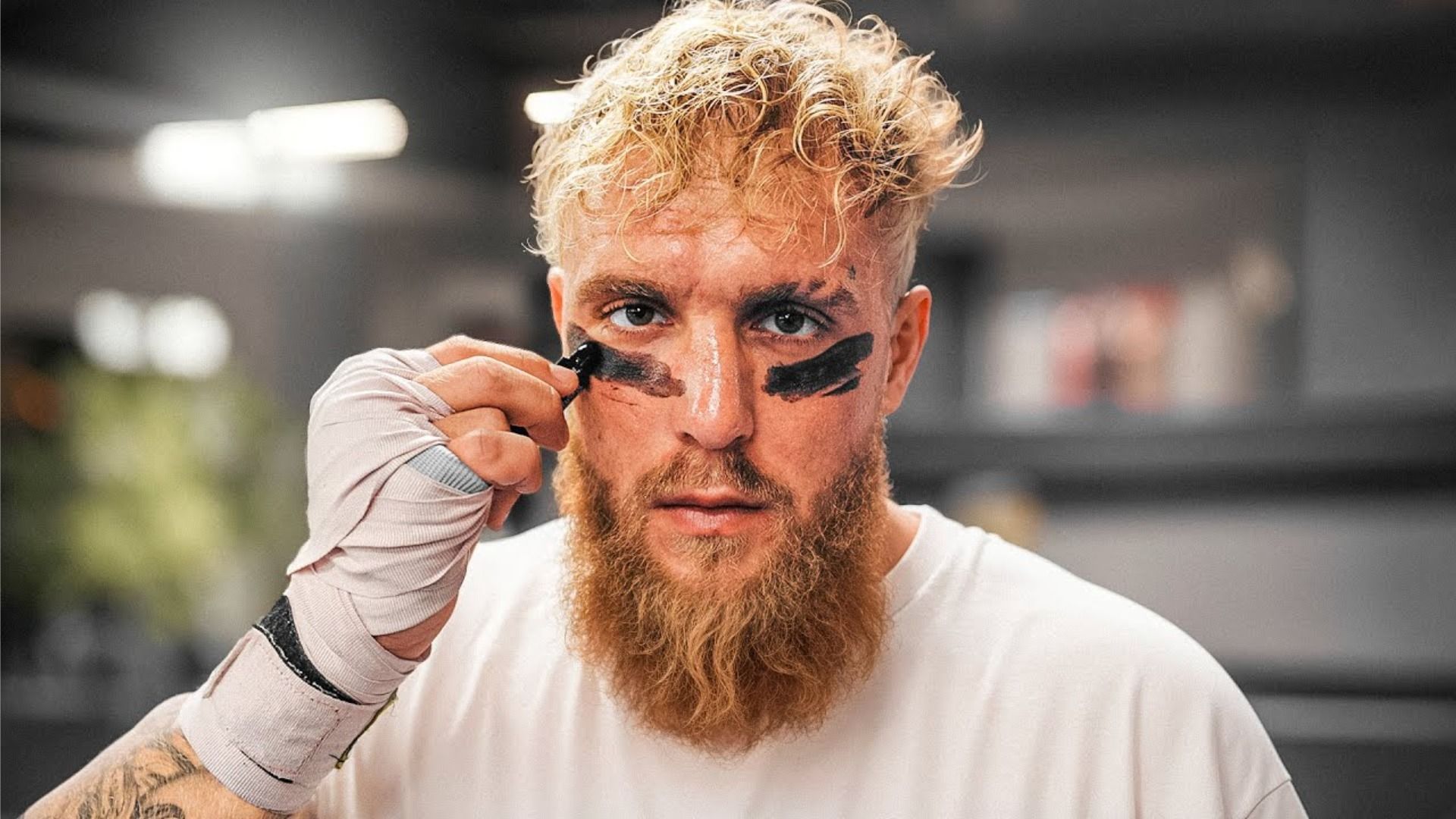 Bloggerul Jake Paul într-un tricou alb și într-o ținută de fotbalist