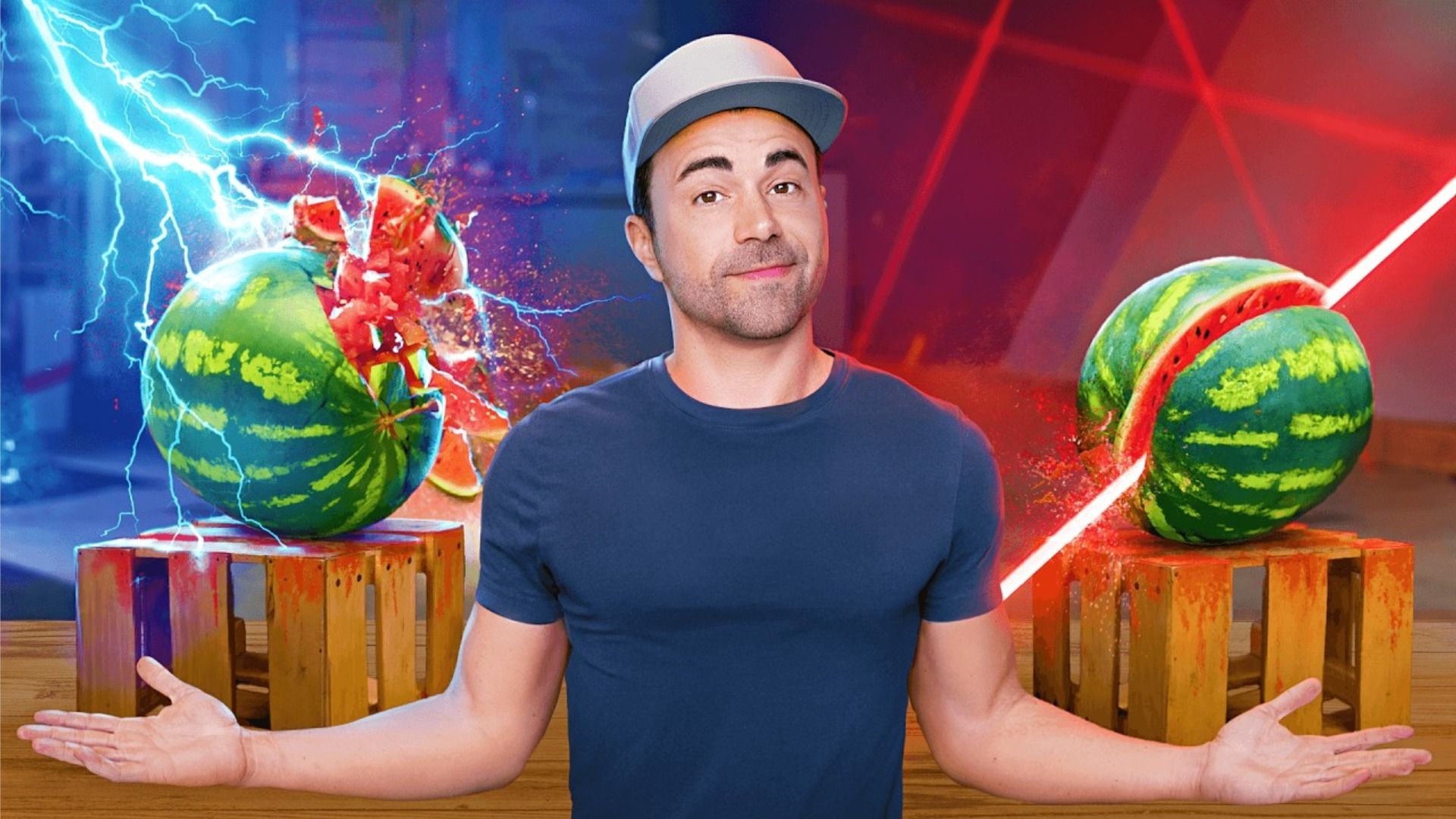Bloggerul Mark Rober într-un tricou albastru și șapcă lângă doi pepeni verzi