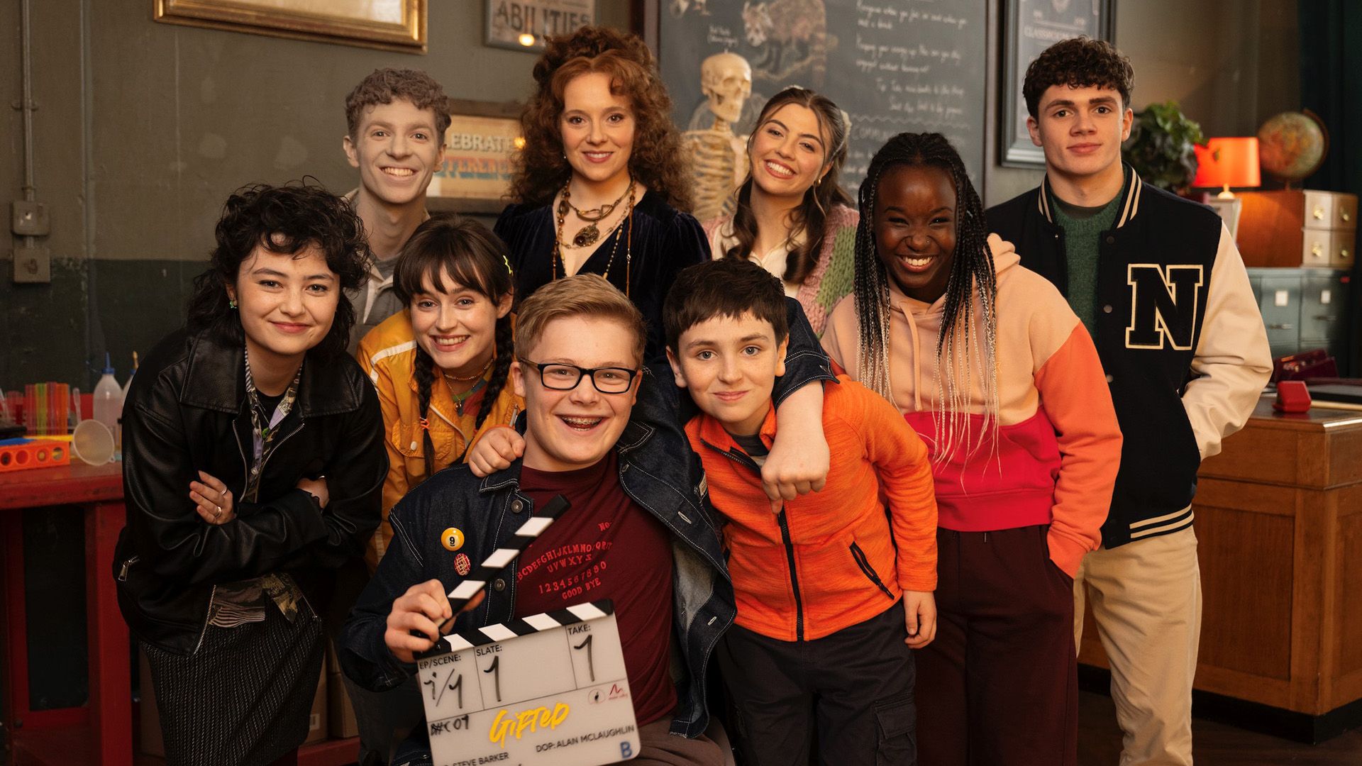 Dominic McLaughlin și alți actori din serialul "The Gifted" pozează pentru o fotografie de grup