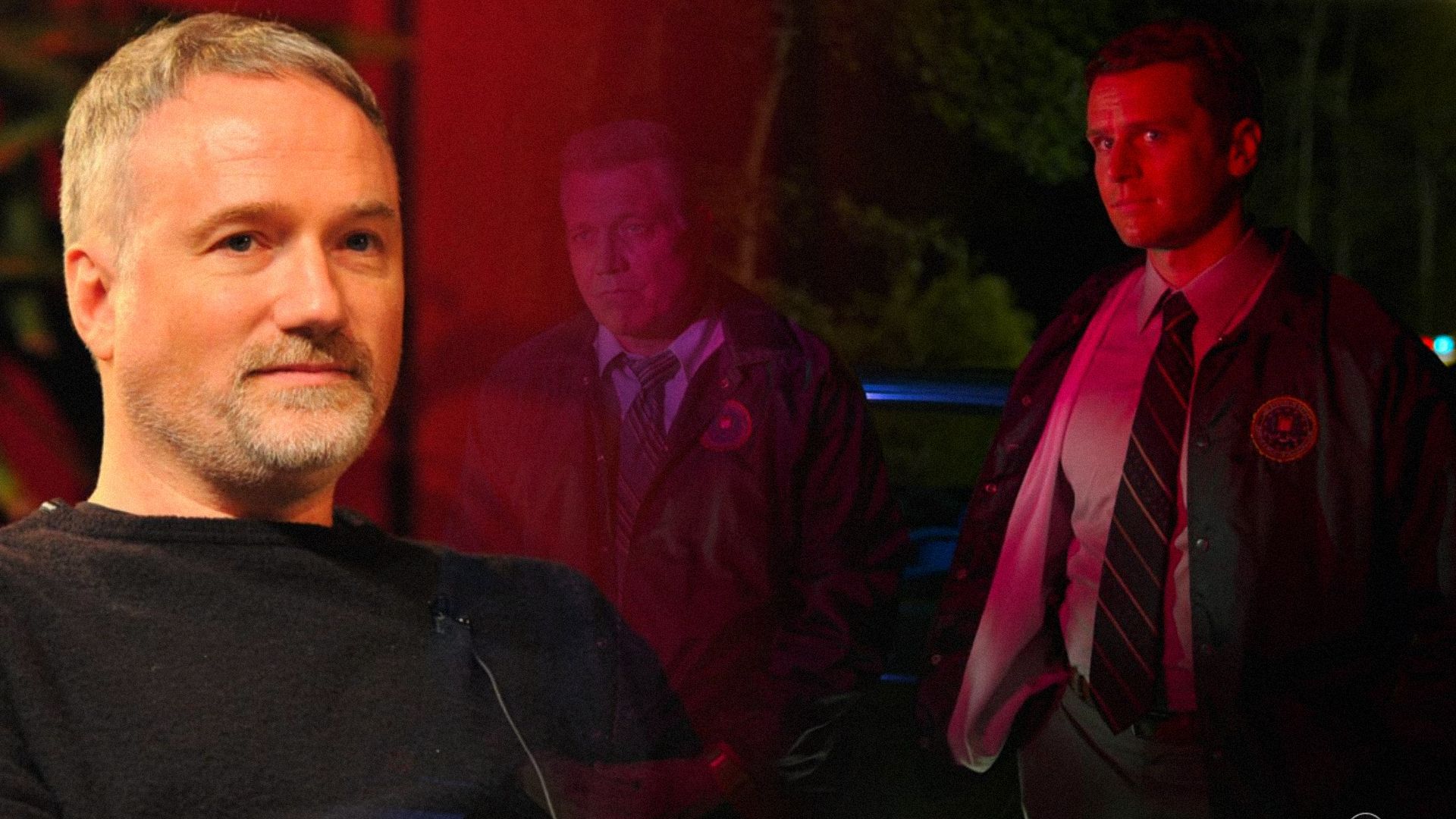 Regizorul David Fincher în jachetă neagră și doi bărbați în uniforme de poliție