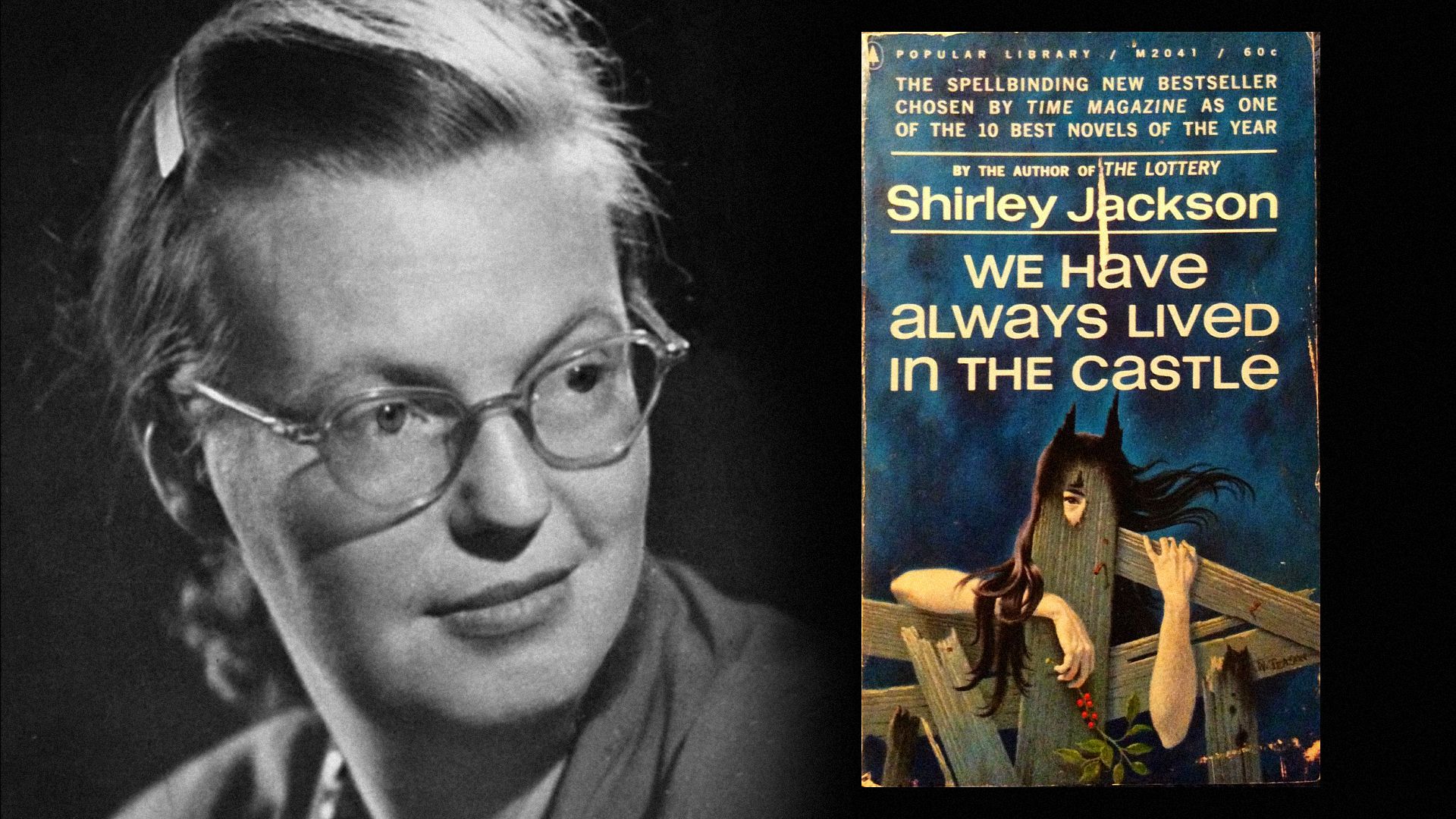 Scriitoarea Shirley Jackson purtând ochelari privește într-o parte cu o carte pe care o fată stă lângă un gard