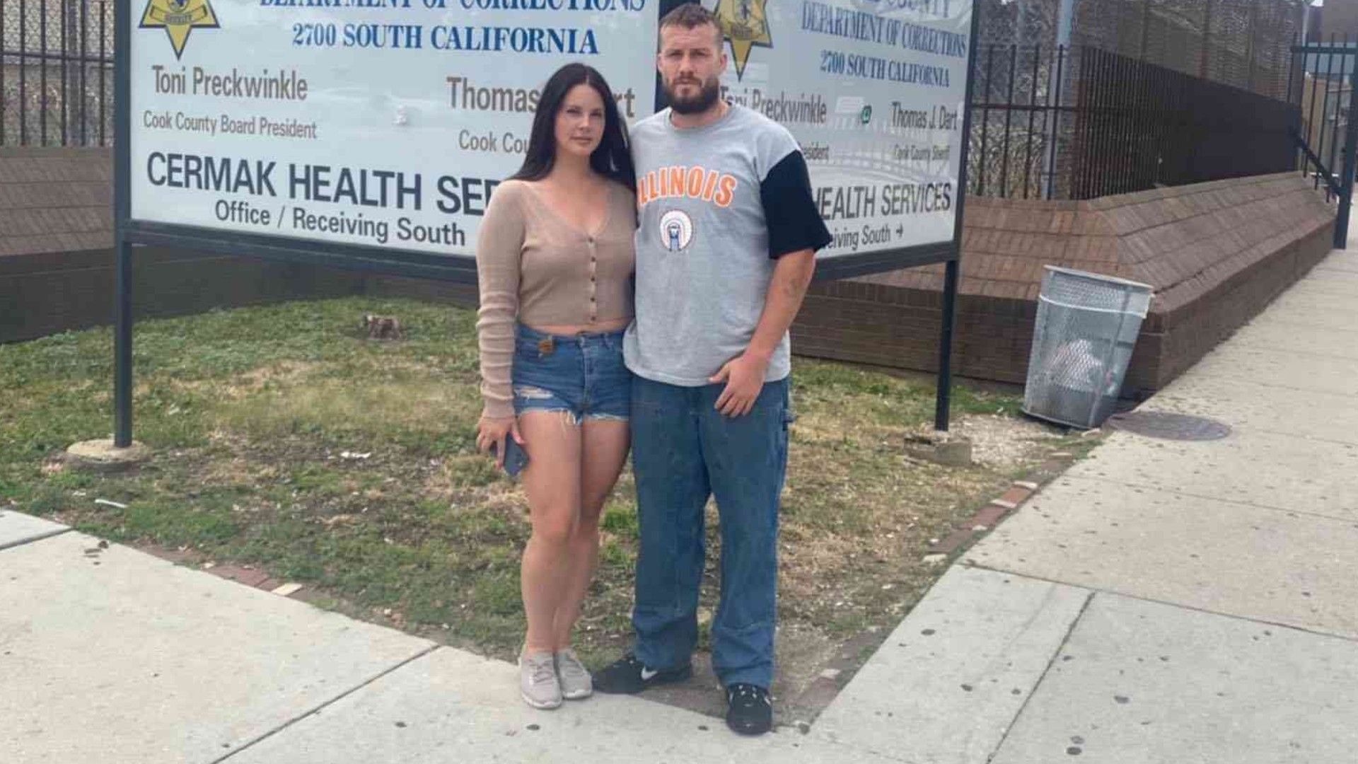 Lana Del Rey și Jack Donoghue. Cuplul stă pe stradă lângă un semn Cermak Health Services în Chicago