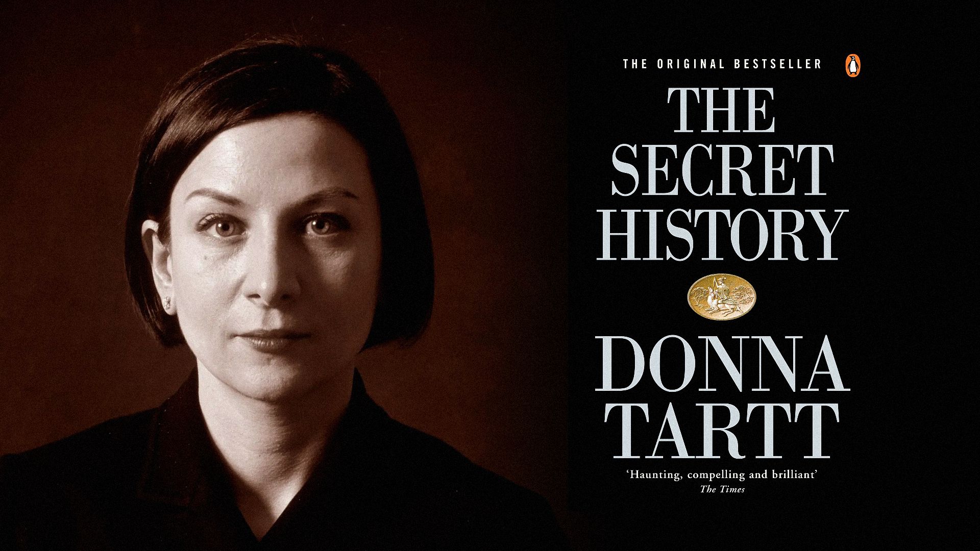 Scriitoarea Donna Tartt în haine negre se uită la cameră lângă o copertă de carte cu un pinguin mic pe ea