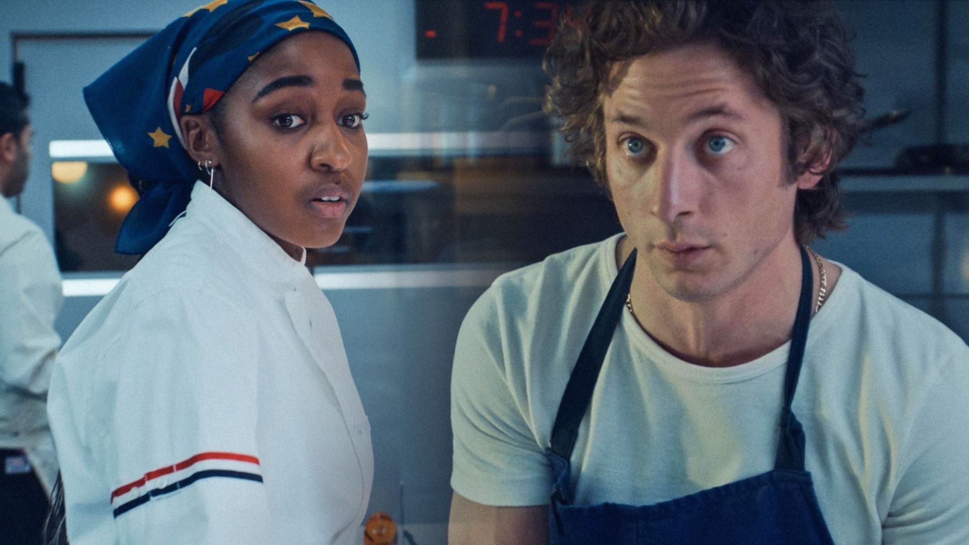 O fată cu batic în haine de bucătar și actorul Jeremy Allen White într-un șorț albastru