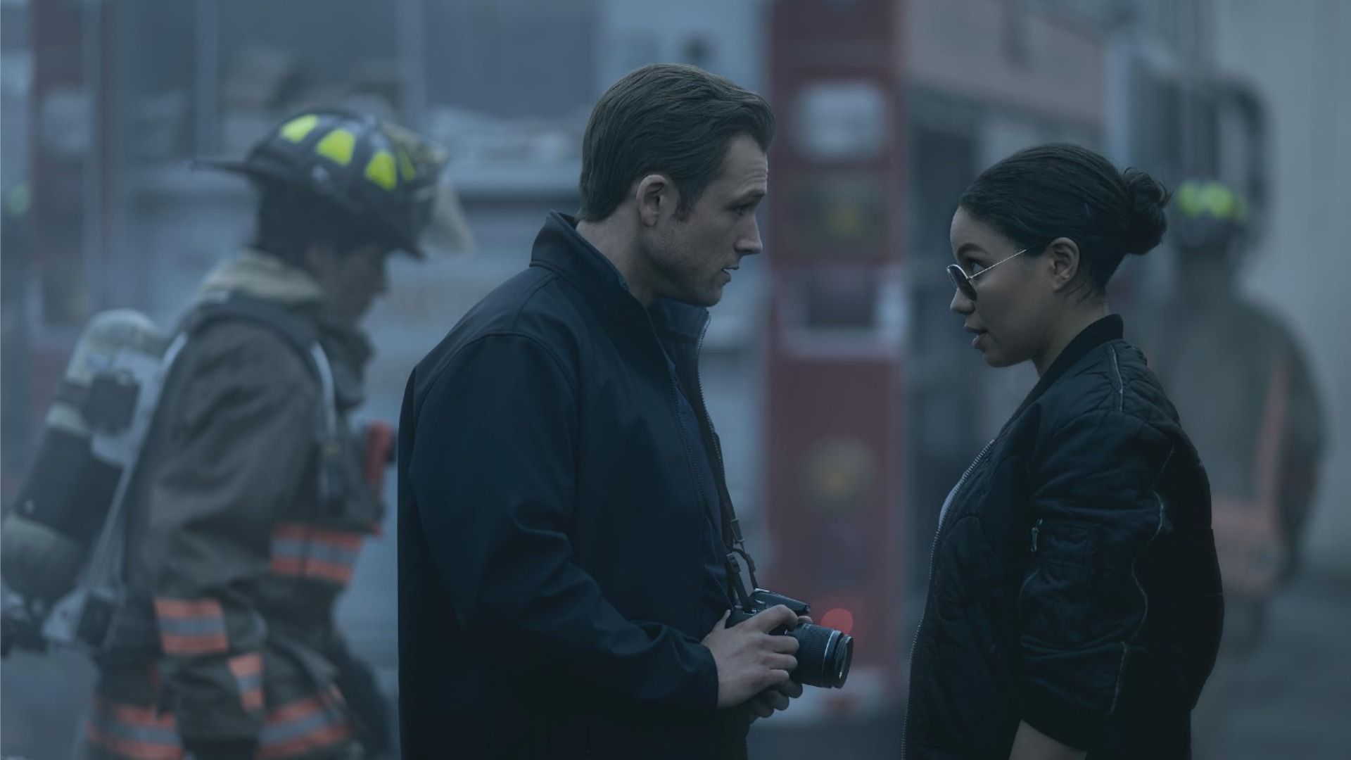 Actorii Taron Egerton și Jurnee Smollett în haine negre se privesc unul pe celălalt