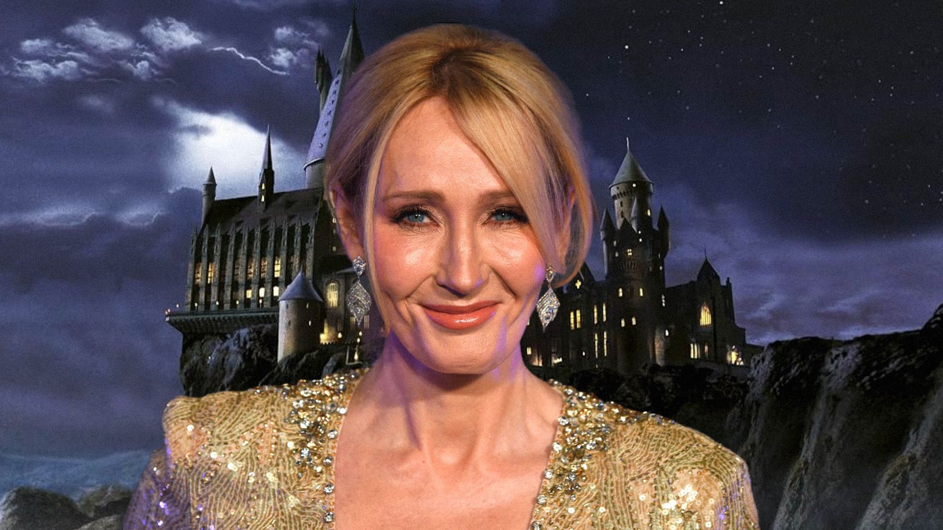 Scriitoarea J.K. Rowling într-o rochie aurie zâmbește pe fundalul Hogwarts