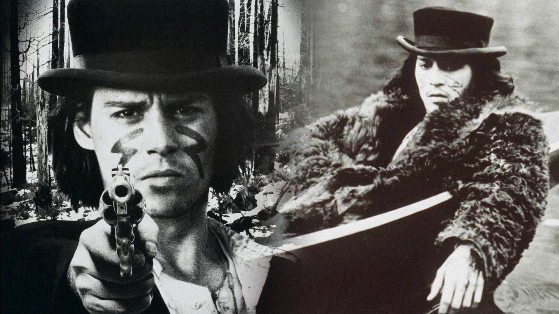 Actorul Johnny Depp cu o pălărie neagră și cu o armă în mâini se uită la cameră
