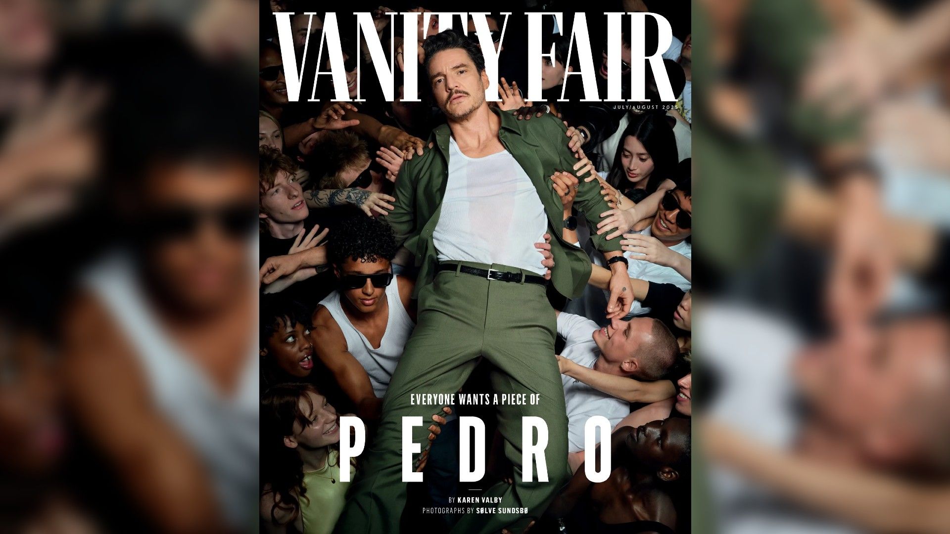 Pedro Pascal fiind purtat în brațele oamenilor cu textul Vanity Fair deasupra