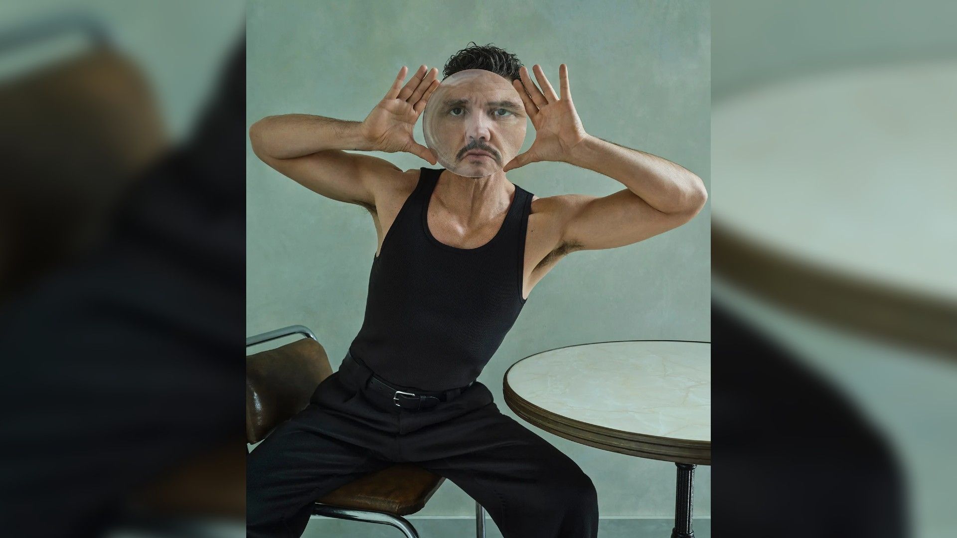Pedro Pascal ținând o lupă și privind prin ea