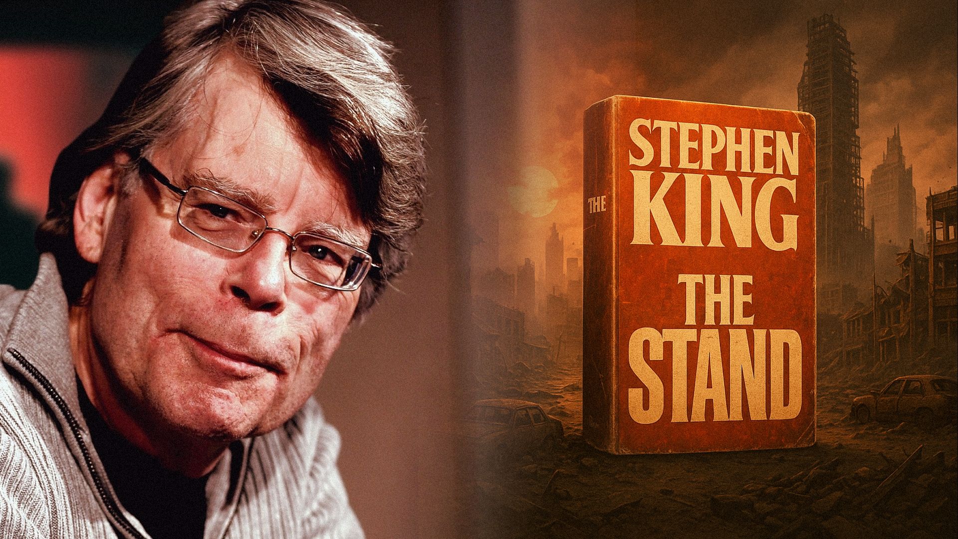 Scriitorul Stephen King purtând ochelari zâmbește cu o carte în apropiere, stând pe fundalul unui oraș distrus