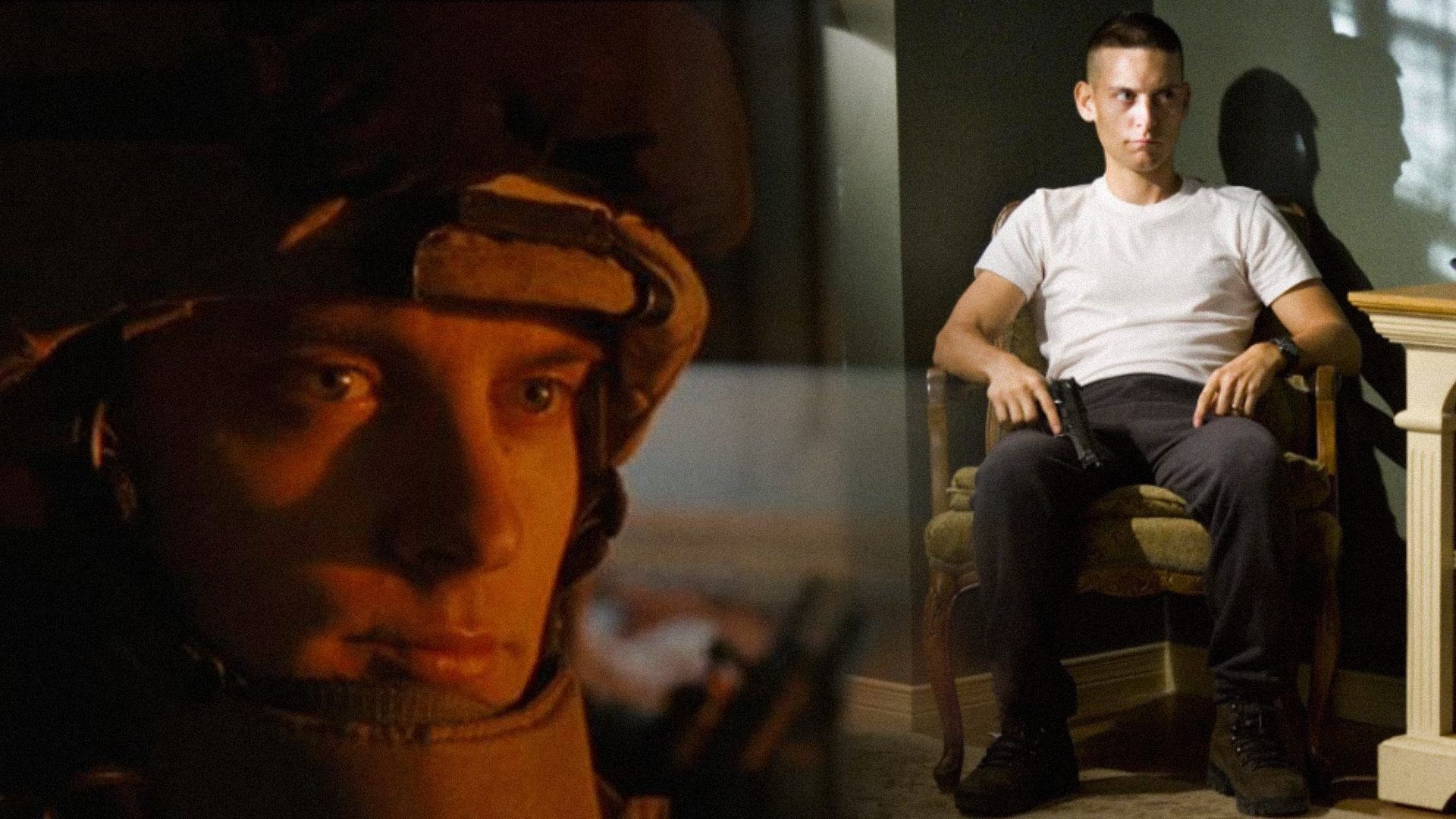 Actorul Tobey Maguire cu cască pe cap, șezând pe un scaun în tricou alb cu o armă în mâini