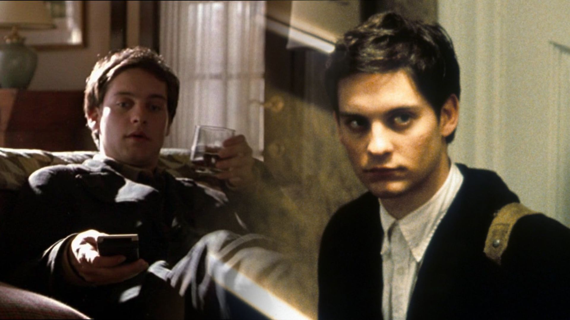 Actorul Tobey Maguire în haine negre stă pe un pat cu un pahar în mâini
