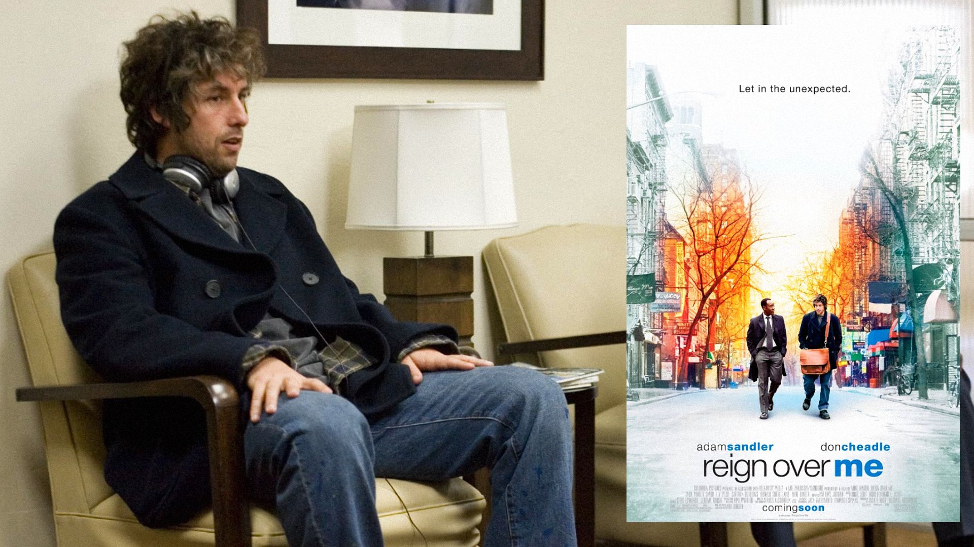 Actorul Adam Sandler într-un palton negru stă pe un scaun lângă un poster de film care îl înfățișează mergând pe stradă