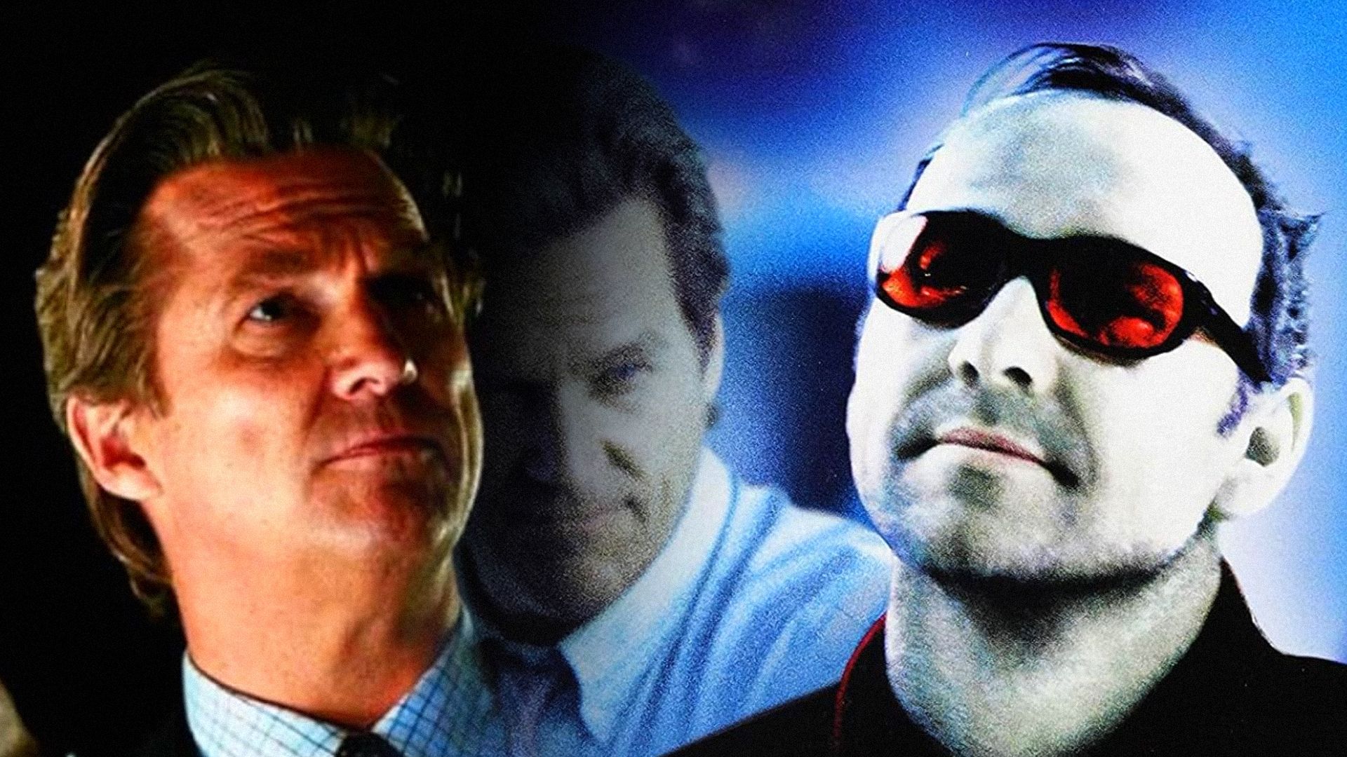 Actorul Jeff Bridges într-o cămașă și jachetă și actorul Kevin Spacey într-o jachetă închisă și ochelari roșii