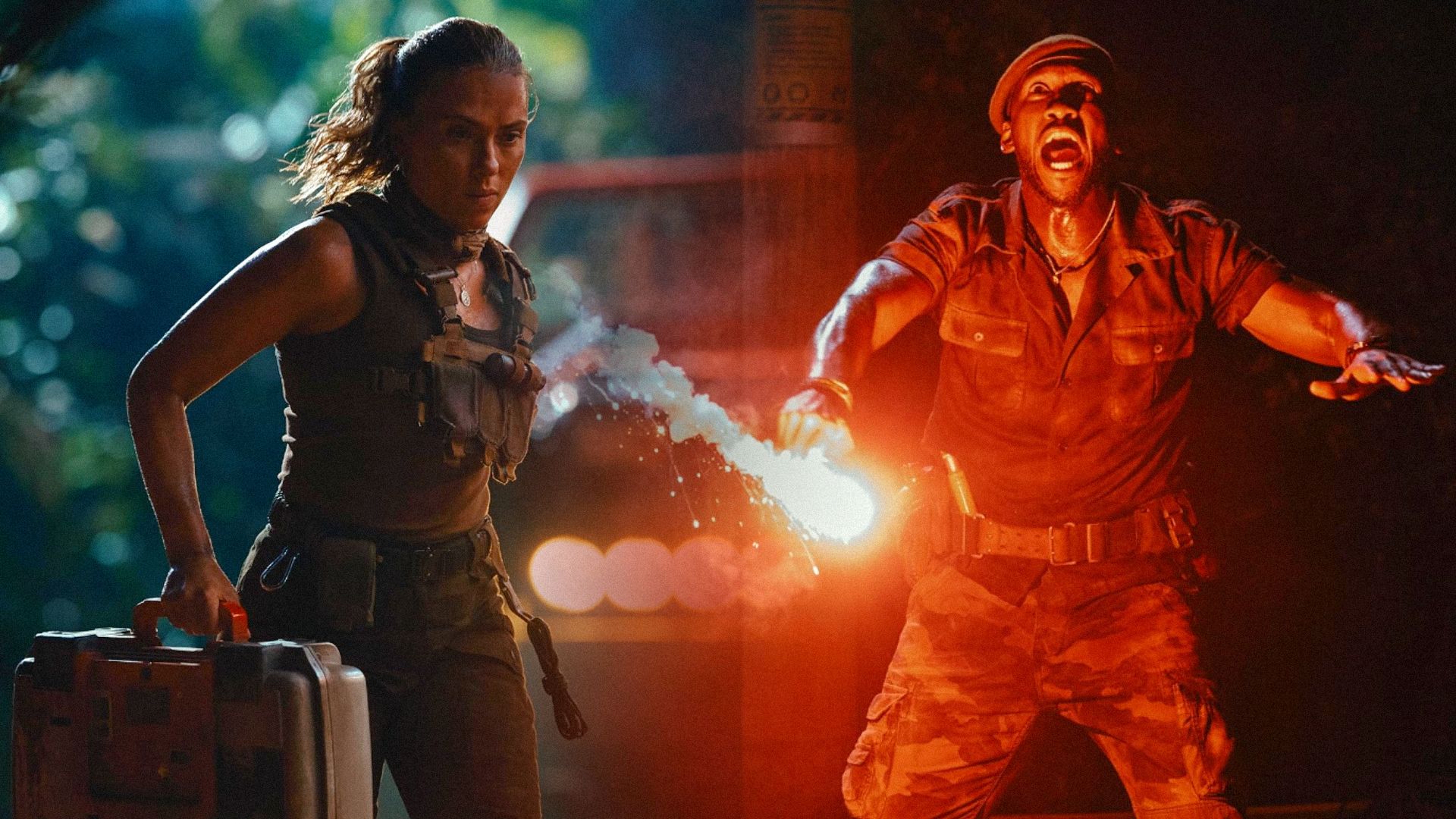 Actrița Scarlett Johansson cu o valiză în mână, actorul Mahershala Ali cu o torță în mâini în lumină roșie