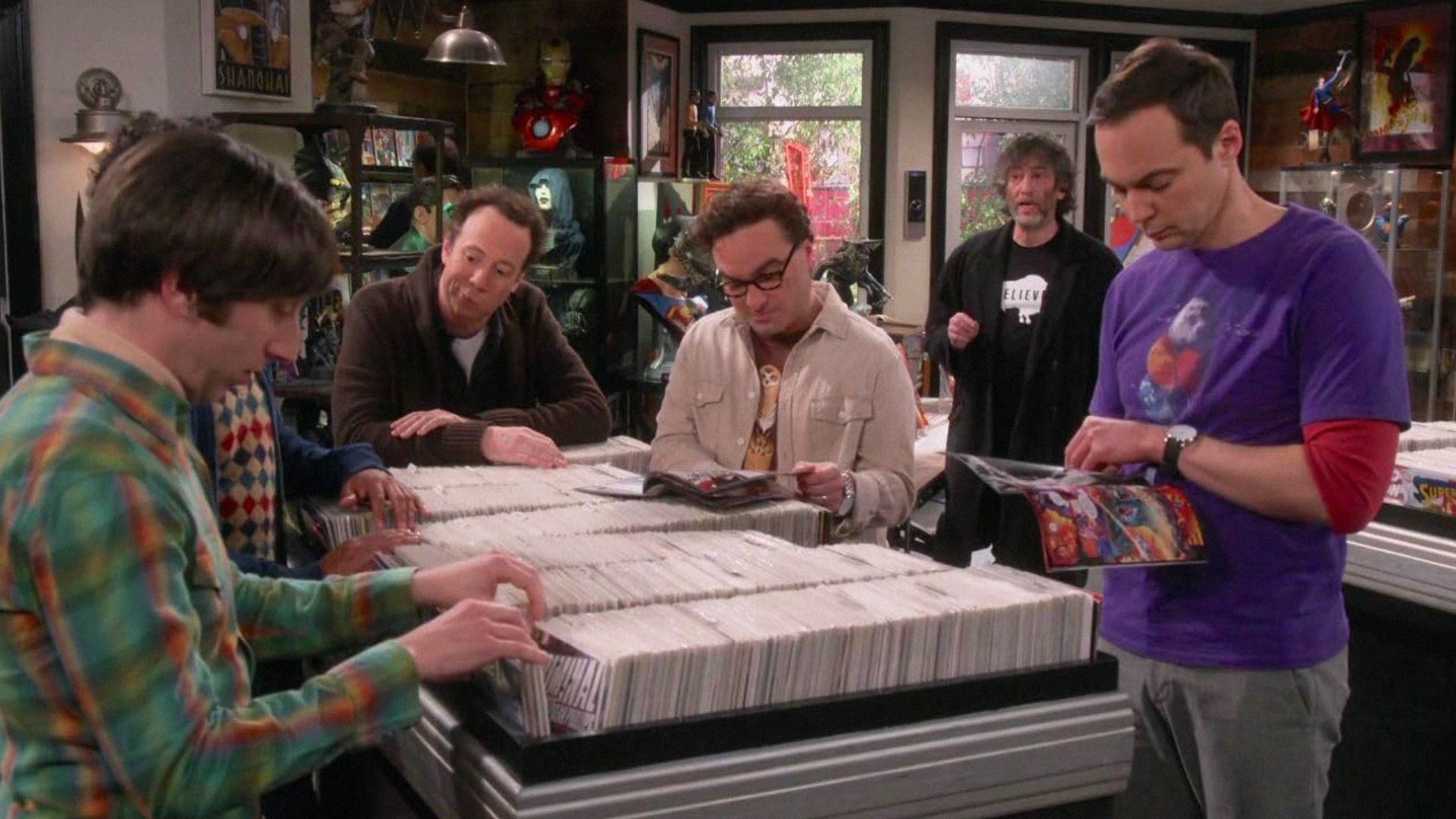 Actorii Kevin Sussman și Jim Parsons stau într-un magazin de benzi desenate uitându-se la reviste