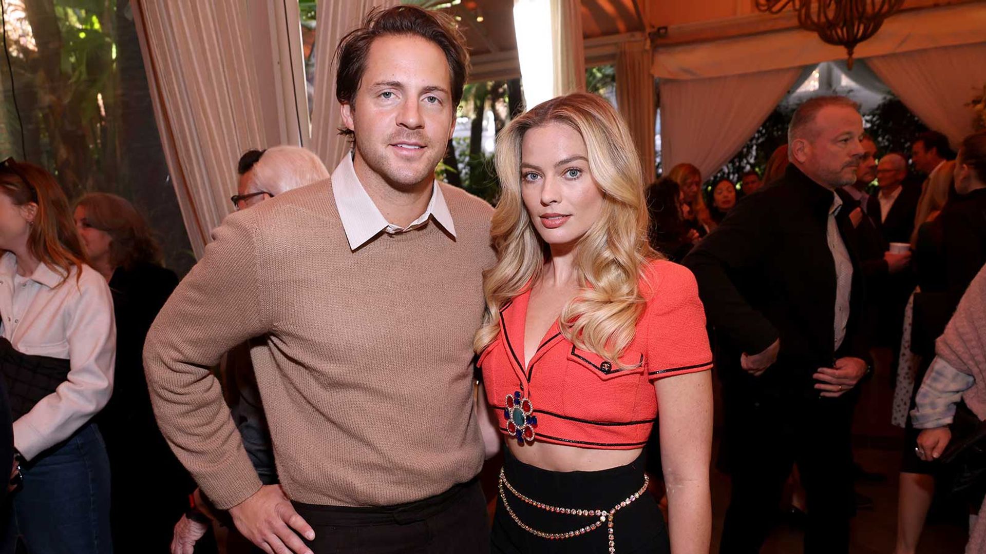 Tom Ackerley și Margot Robbie pozează împreună la un eveniment social