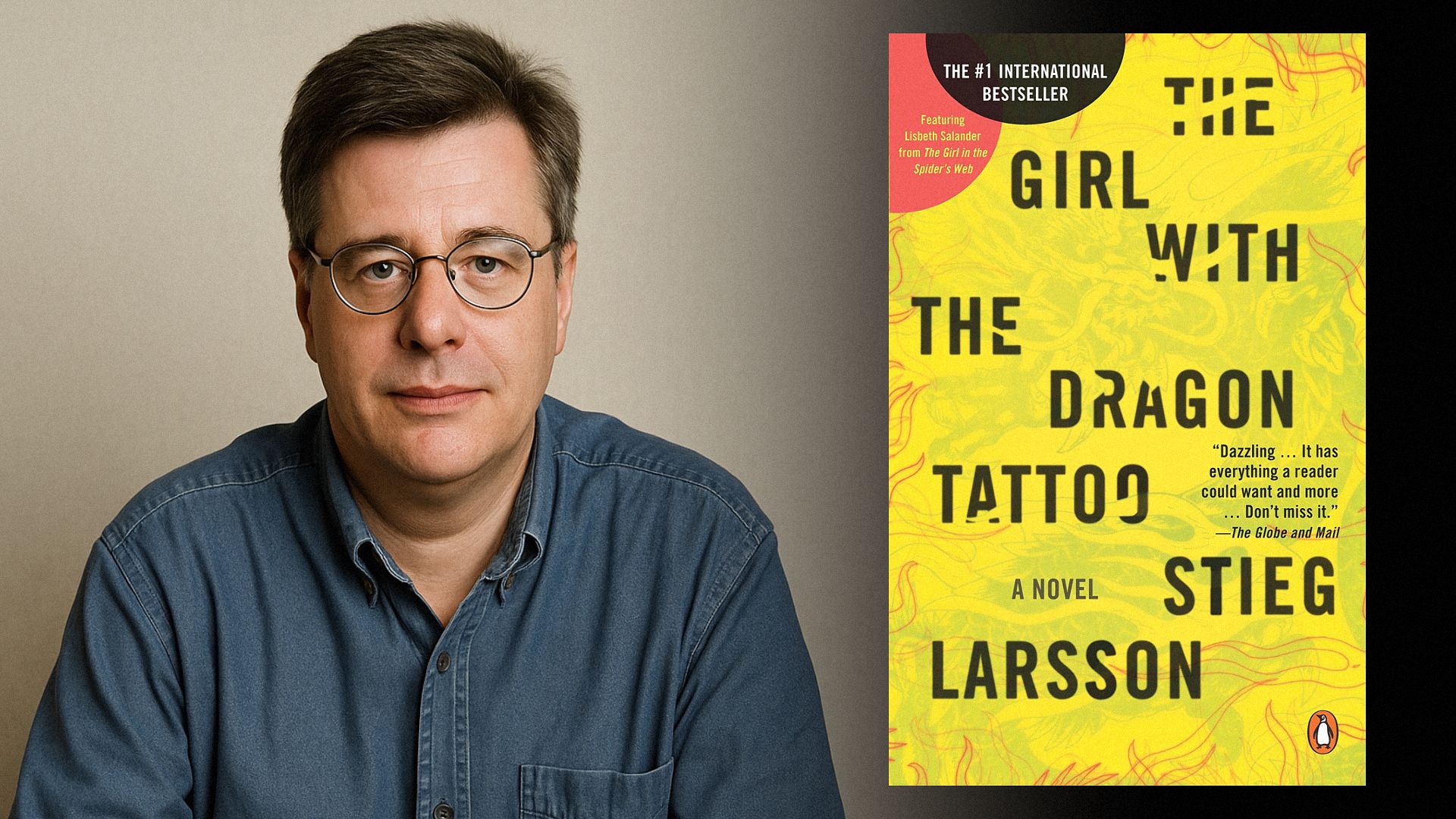 Scriitorul Stieg Larsson în cămașă de denim și ochelari, lângă coperta unei cărți cu imaginea unui dragon