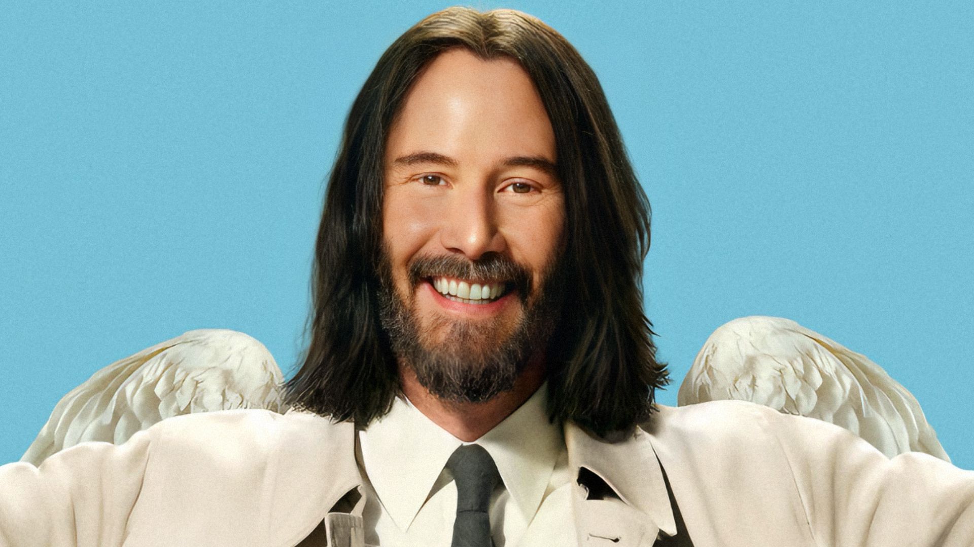 Actorul Keanu Reeves într-un palton bej cu aripi albe pe spate zâmbește la cameră pe un fundal albastru
