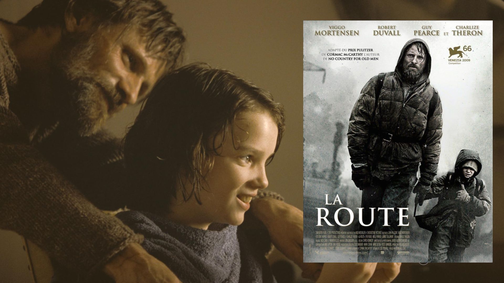 Actorul Viggo Mortensen într-un pulover gri stă lângă un copil, în apropiere fiind un poster de film care îl arată pe actor mergând pe stradă cu un copil