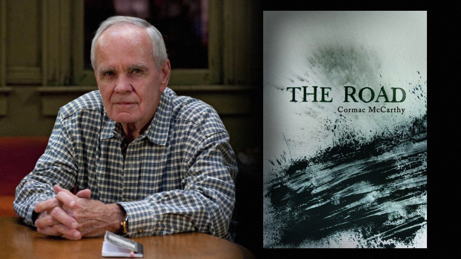 Scriitorul Cormac McCarthy într-o cămașă în carouri stă la masă, lângă o copertă de carte cu pete de cerneală neagră