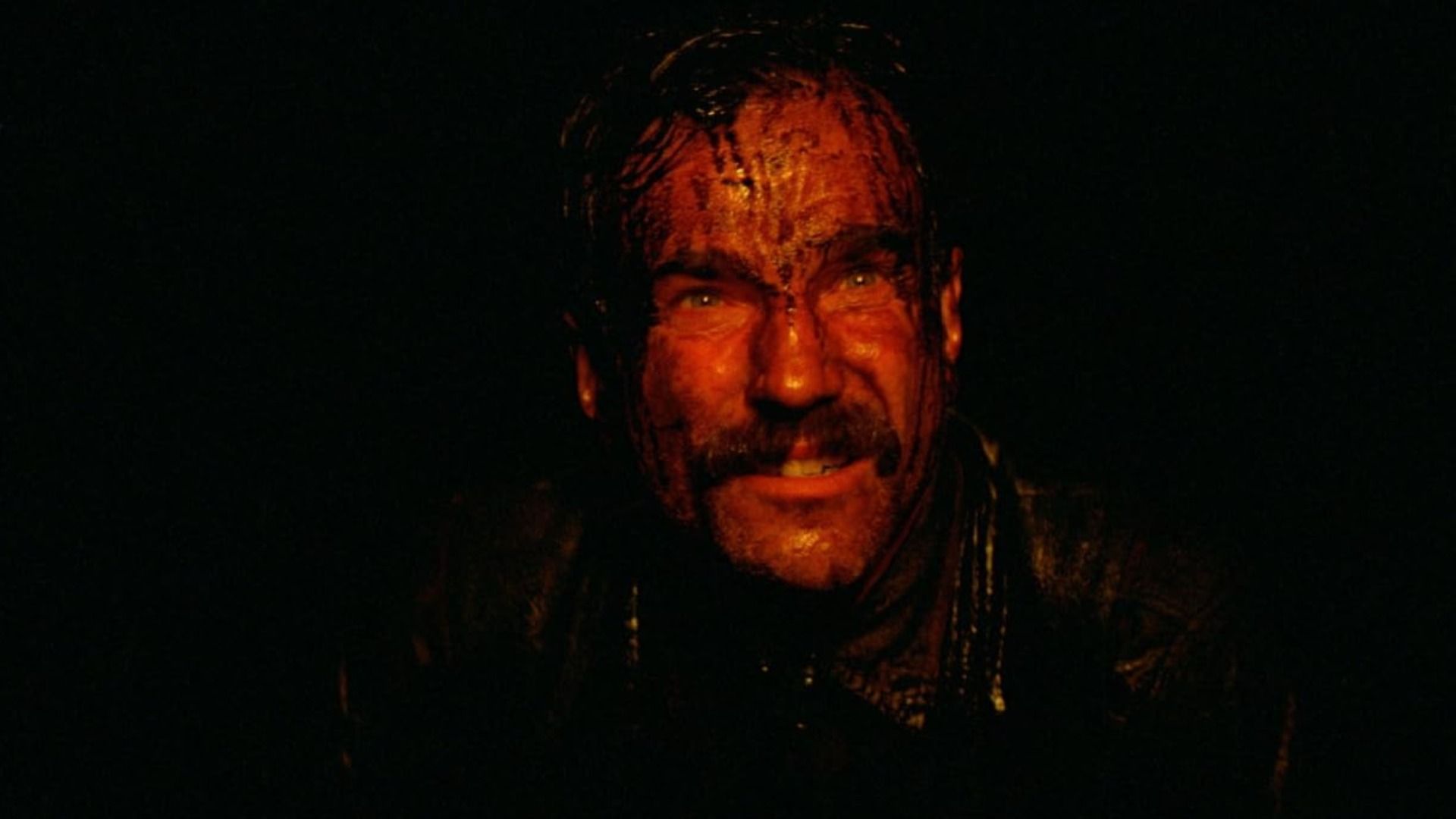 Actorul Daniel Day-Lewis zâmbește cu picături de petrol pe față