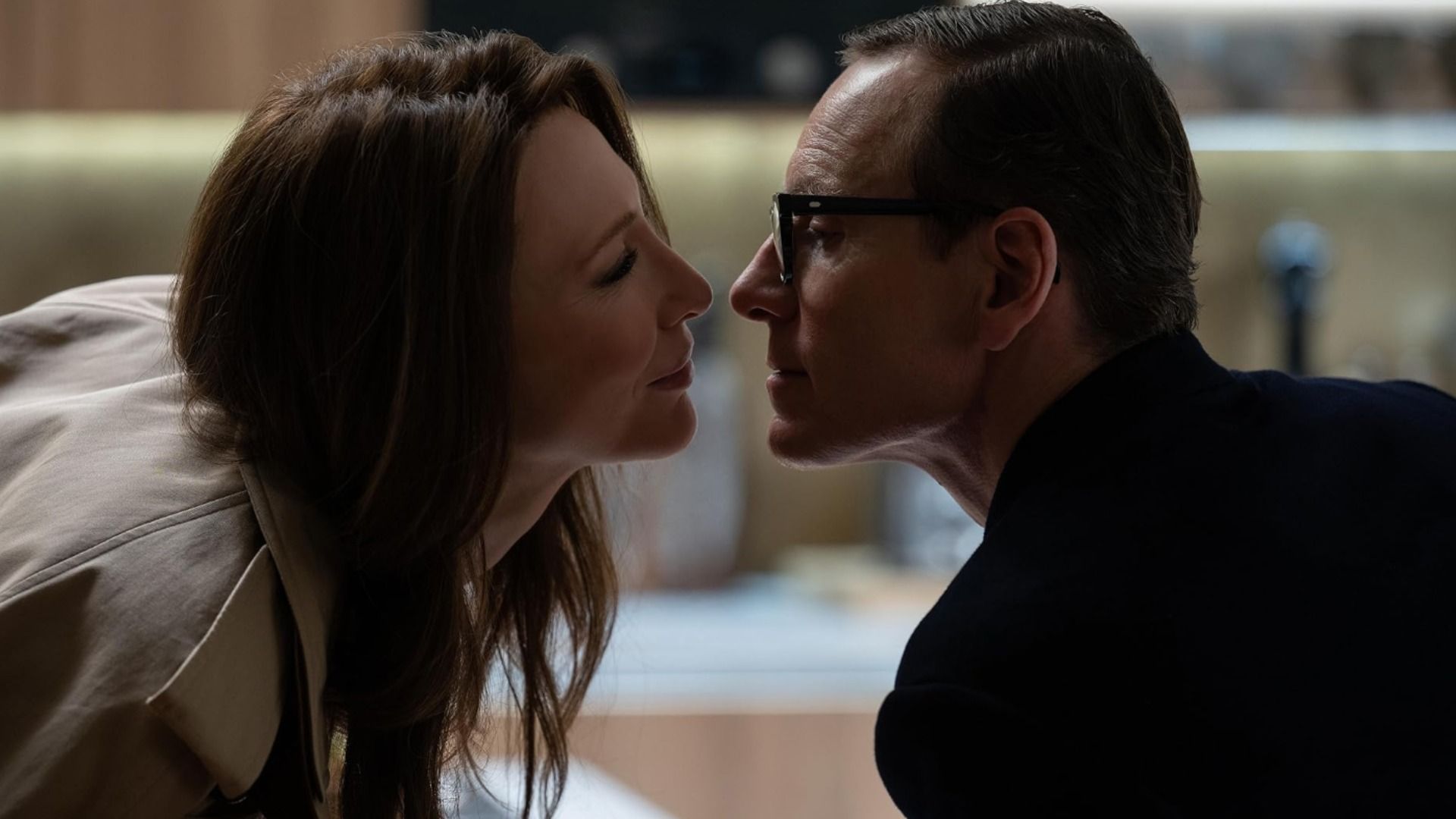 Actorii Cate Blanchett și Michael Fassbender se sărută pe un fundal estompat