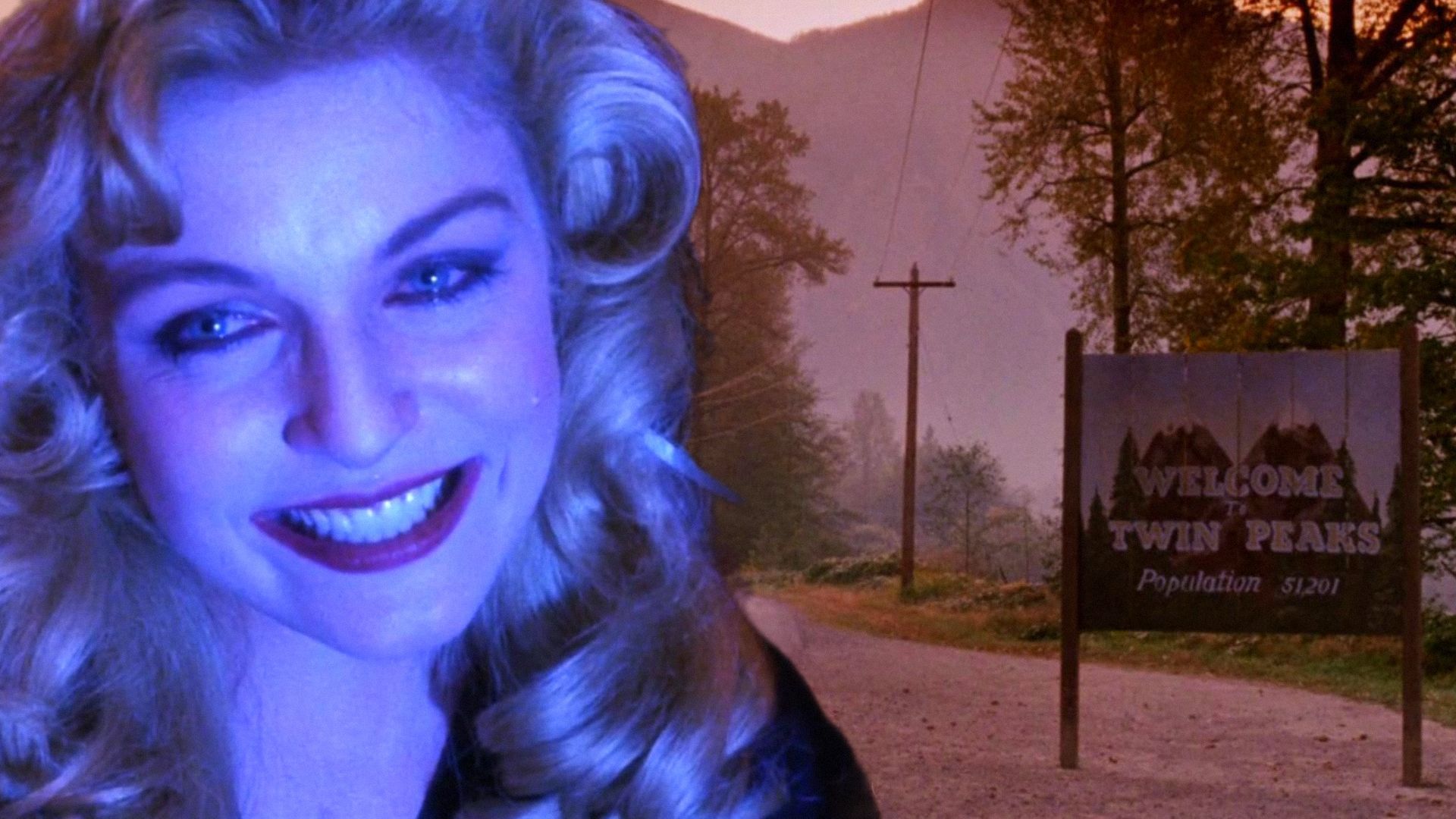 Actrița Sheryl Lee zâmbește în lumină albastră lângă o stradă cu un semn de lemn pe care scrie Twin Peaks