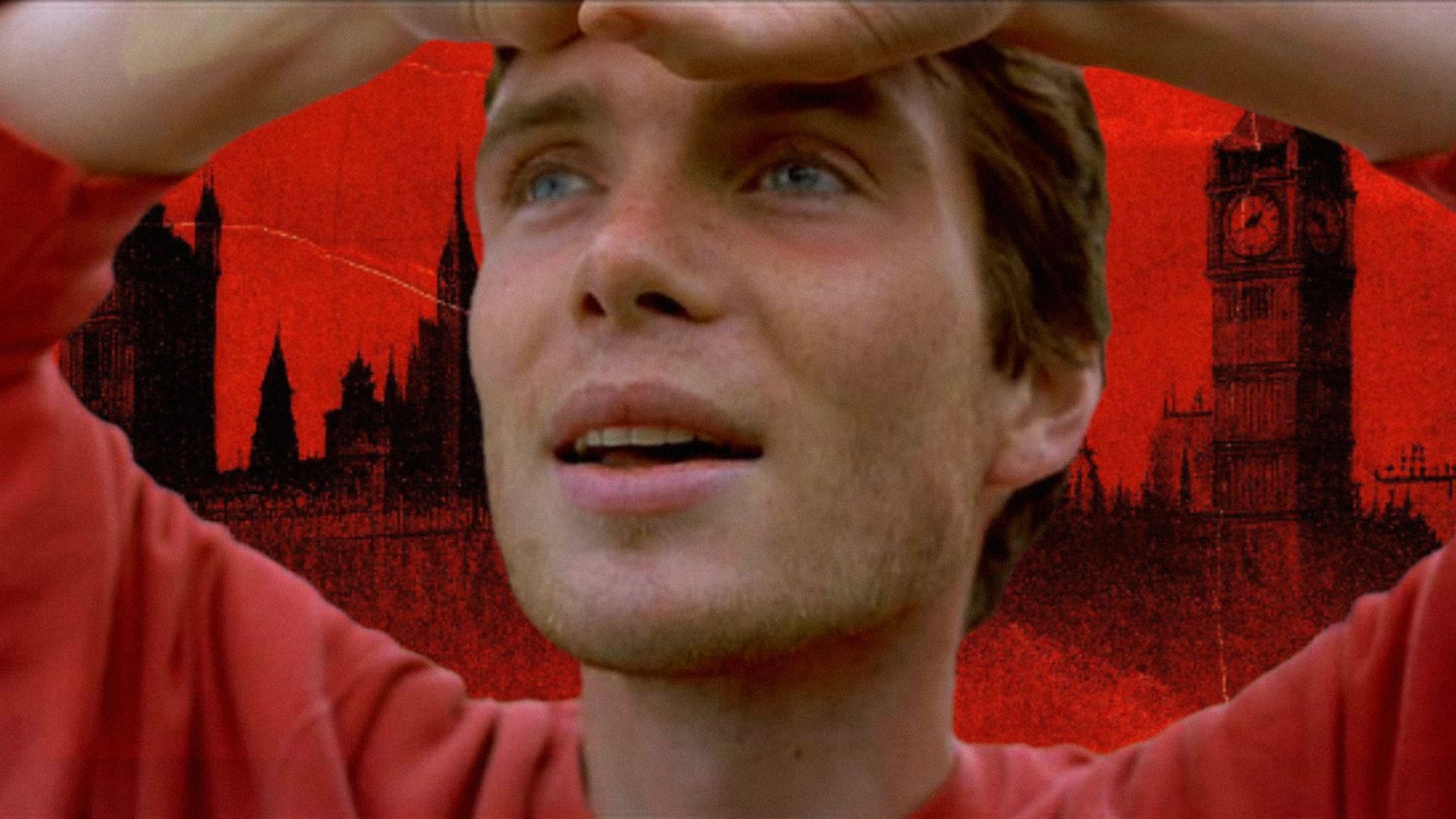 Actorul Cillian Murphy își ridică mâinile la cap și zâmbește pe fundalul orizontului Londrei în tonuri roșii