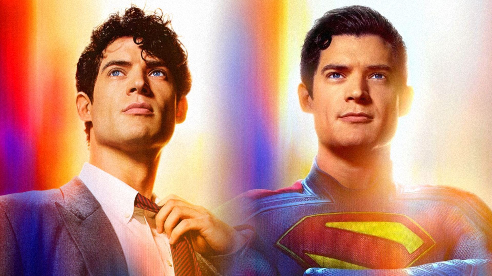 Actorul David Corenswet într-o jachetă gri și într-un costum de supererou albastru-roșu