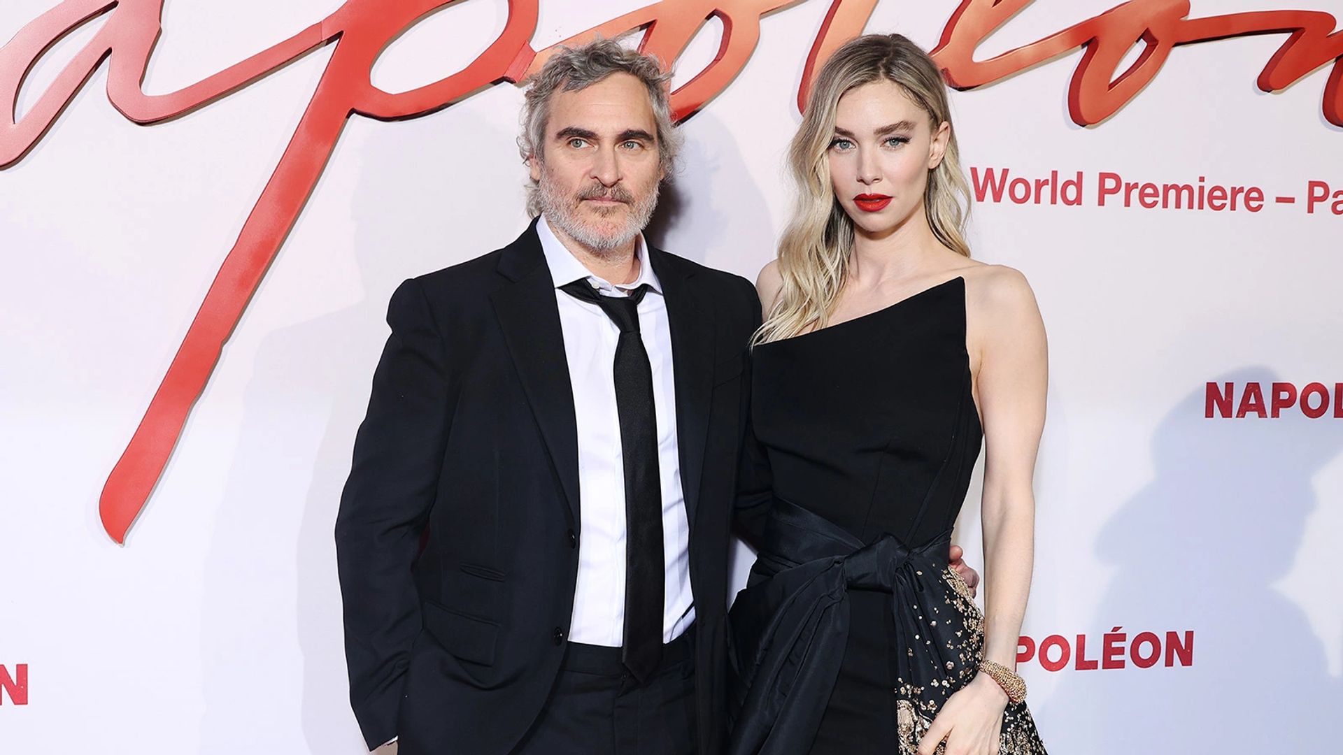 Joaquin Phoenix și Vanessa Kirby pozează pe covorul roșu la premiera filmului "Napoleon", amândoi purtând ținute elegante negre