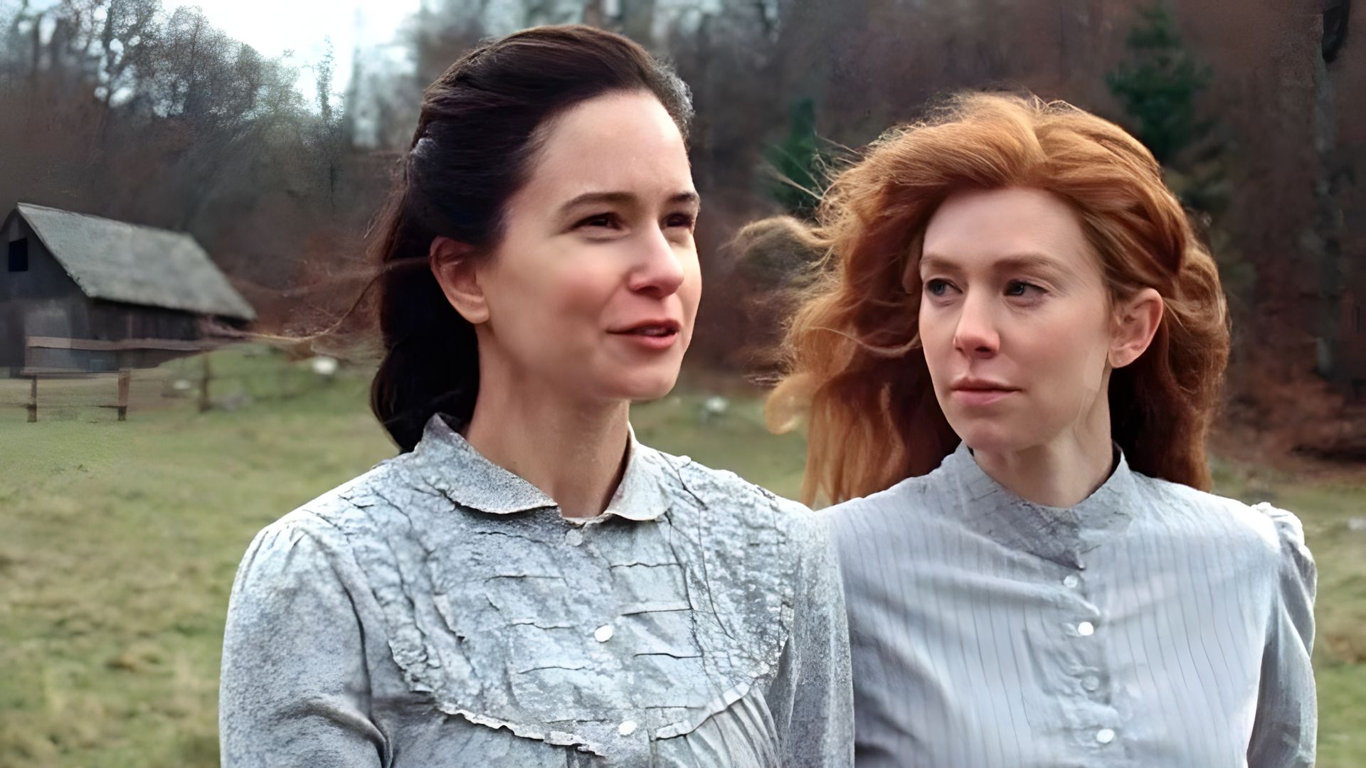 Vanessa Kirby și Katherine Waterston în ținute retro plimbându-se prin câmp