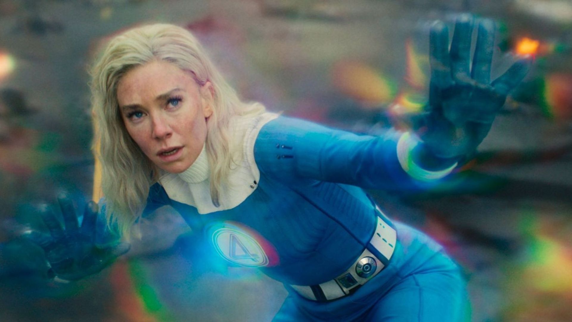 Vanessa Kirby într-un costum Fantastic Four își folosește superputerea cu energii curcubeu strălucind în jurul ei