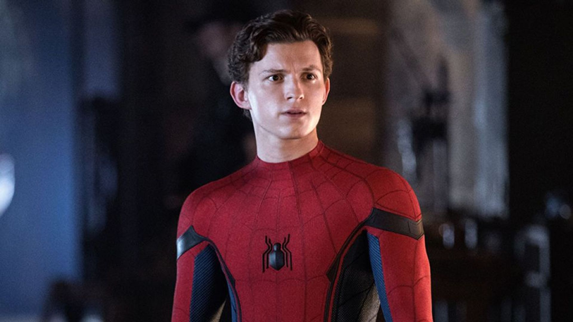 Tom Holland în costumul Spider-Man cu o expresie surprinsă pe față