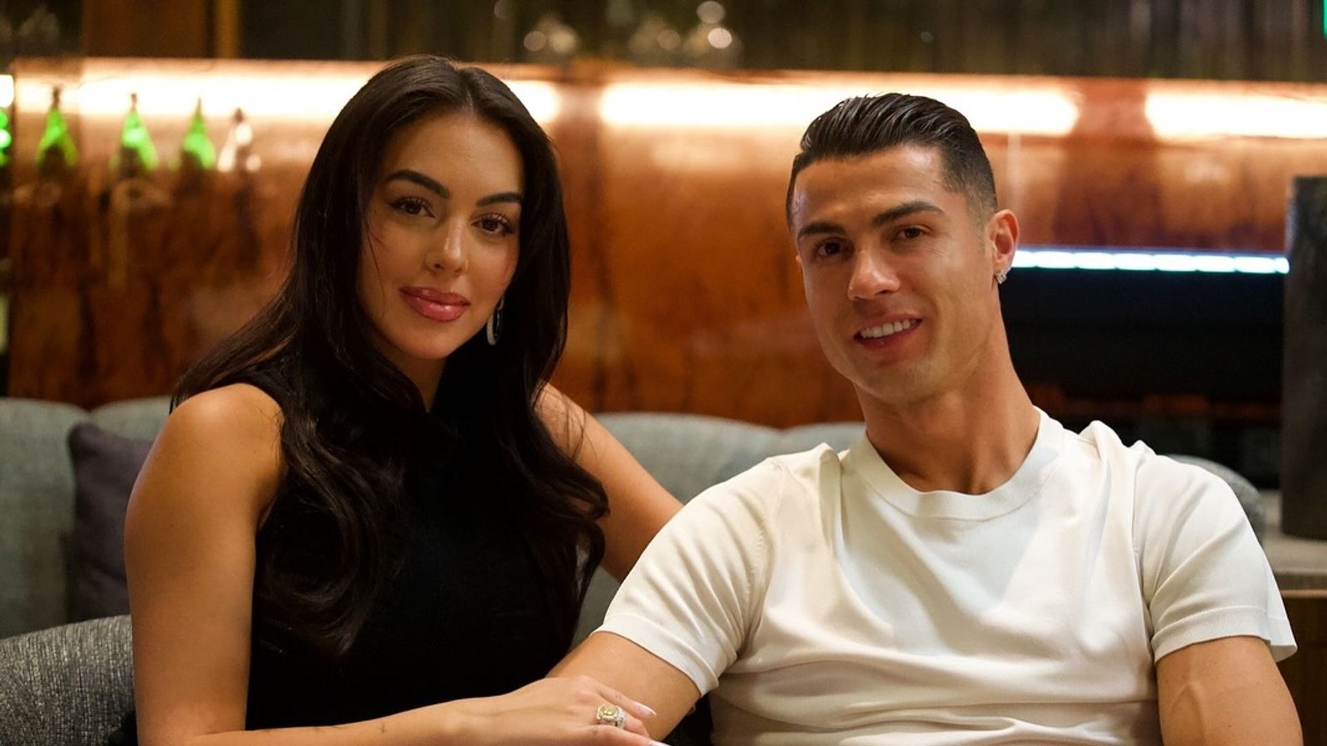 Georgina Rodriguez și Cristiano Ronaldo stau împreună și zâmbesc la cameră