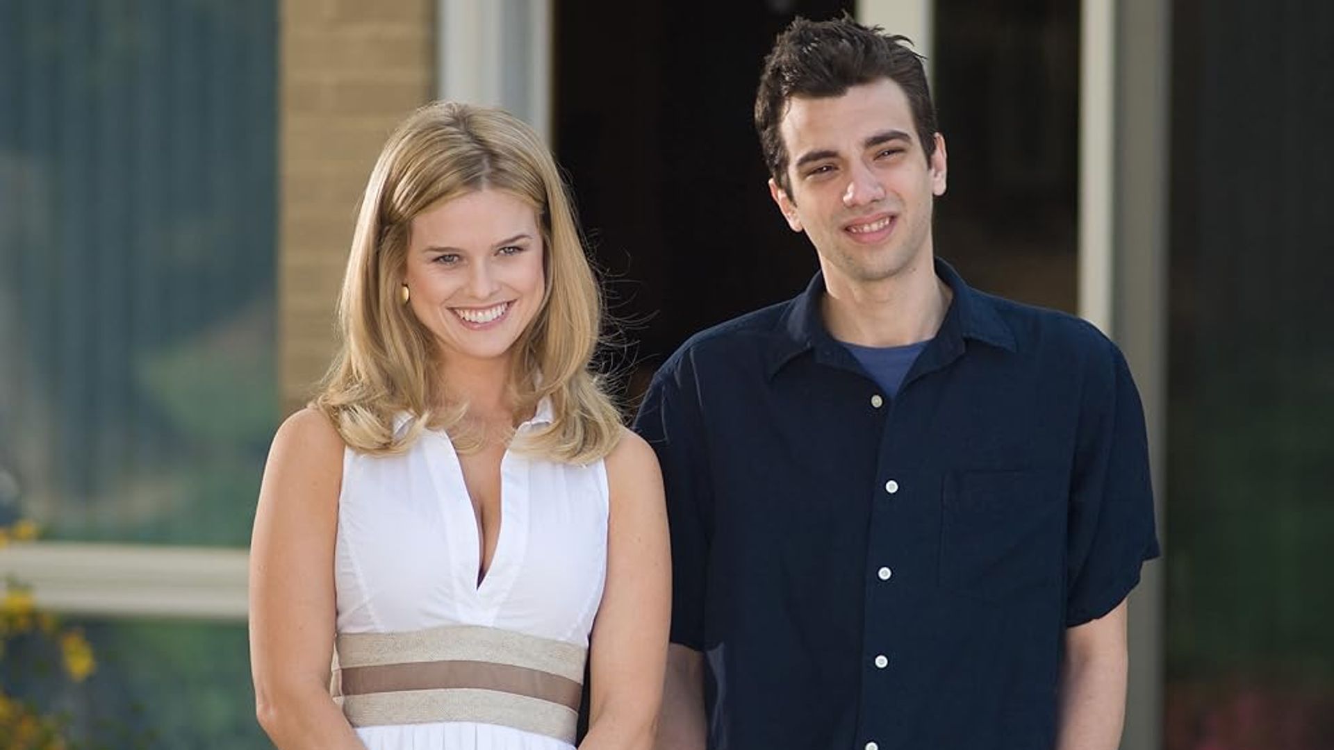 Jay Baruchel și Alice Eve stând unul lângă altul pe stradă, o scenă din film