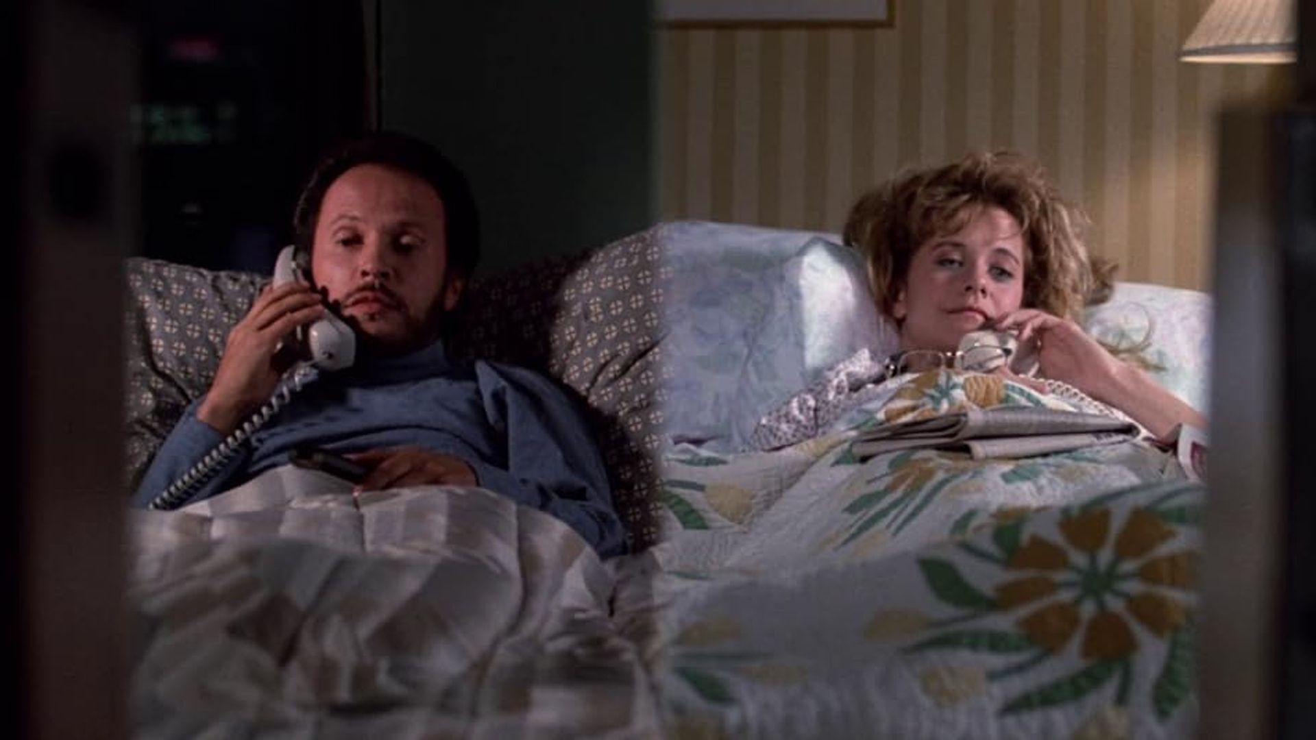 Meg Ryan și Billy Crystal stând fiecare în patul său și vorbind la telefon
