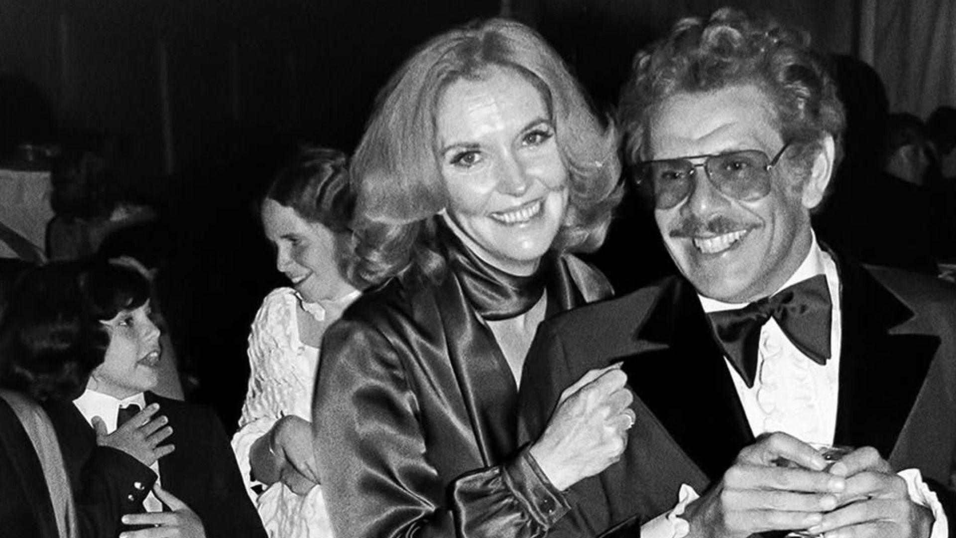 Actorii Jerry Stiller într-un smoking negru și Anne Meara într-o rochie închisă