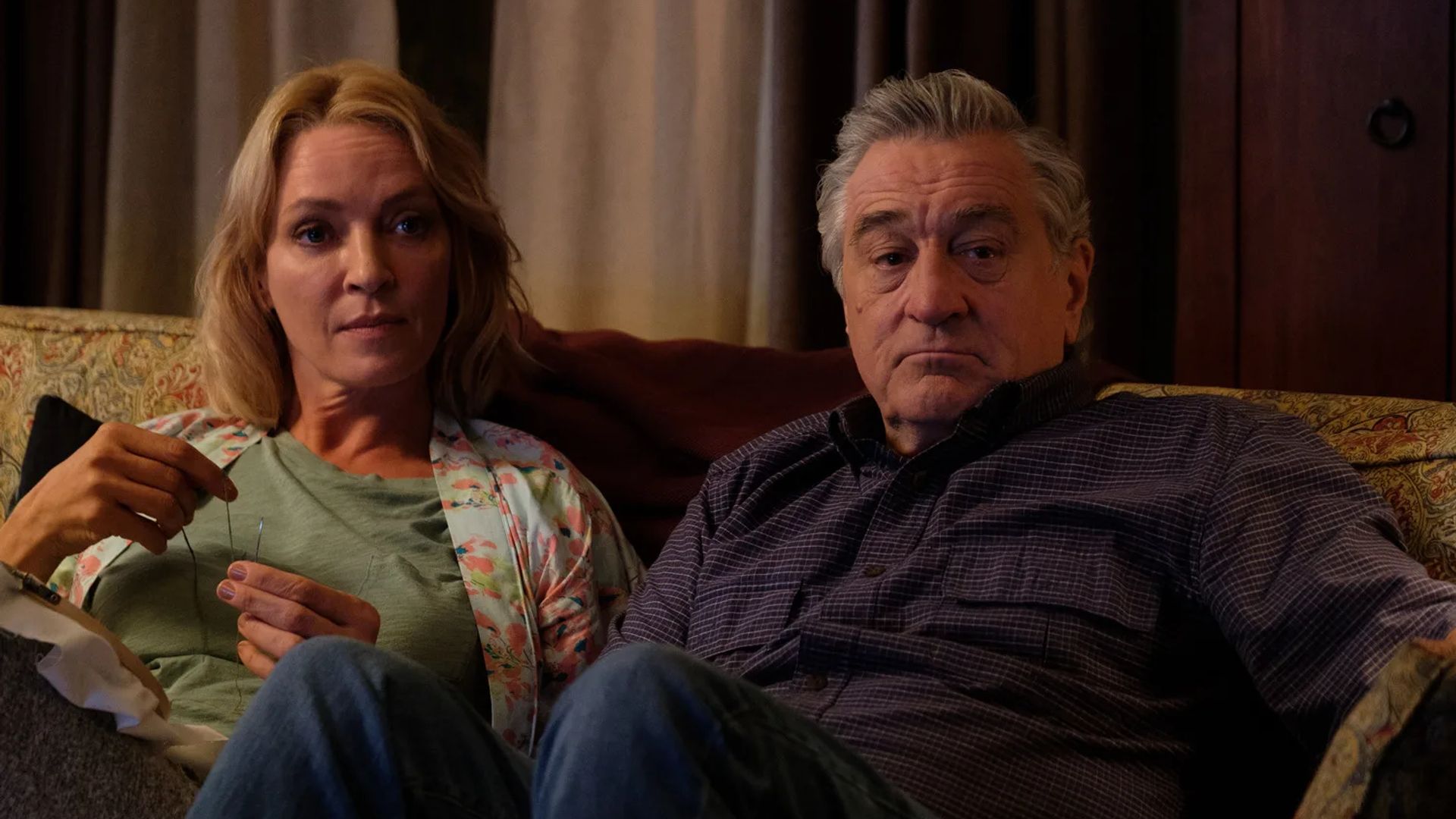 Uma Thurman și Robert De Niro stând pe o canapea, scenă din film