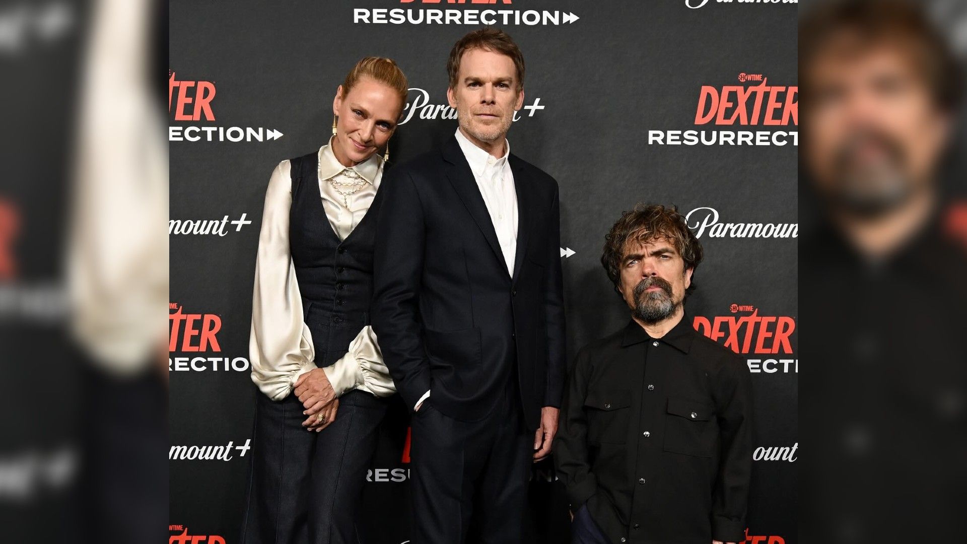 Uma Thurman, Michael Hall și Peter Dinklage pozează la premiera "Dexter: Resurrection" pe fondul unui banner Paramount+