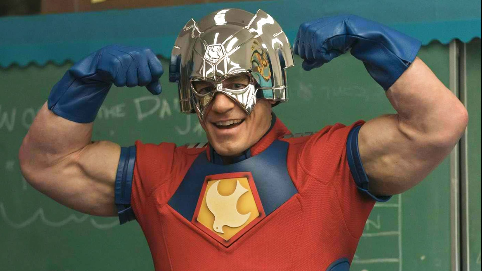 Actorul John Cena într-un costum de supererou albastru-roșu și mască argintie