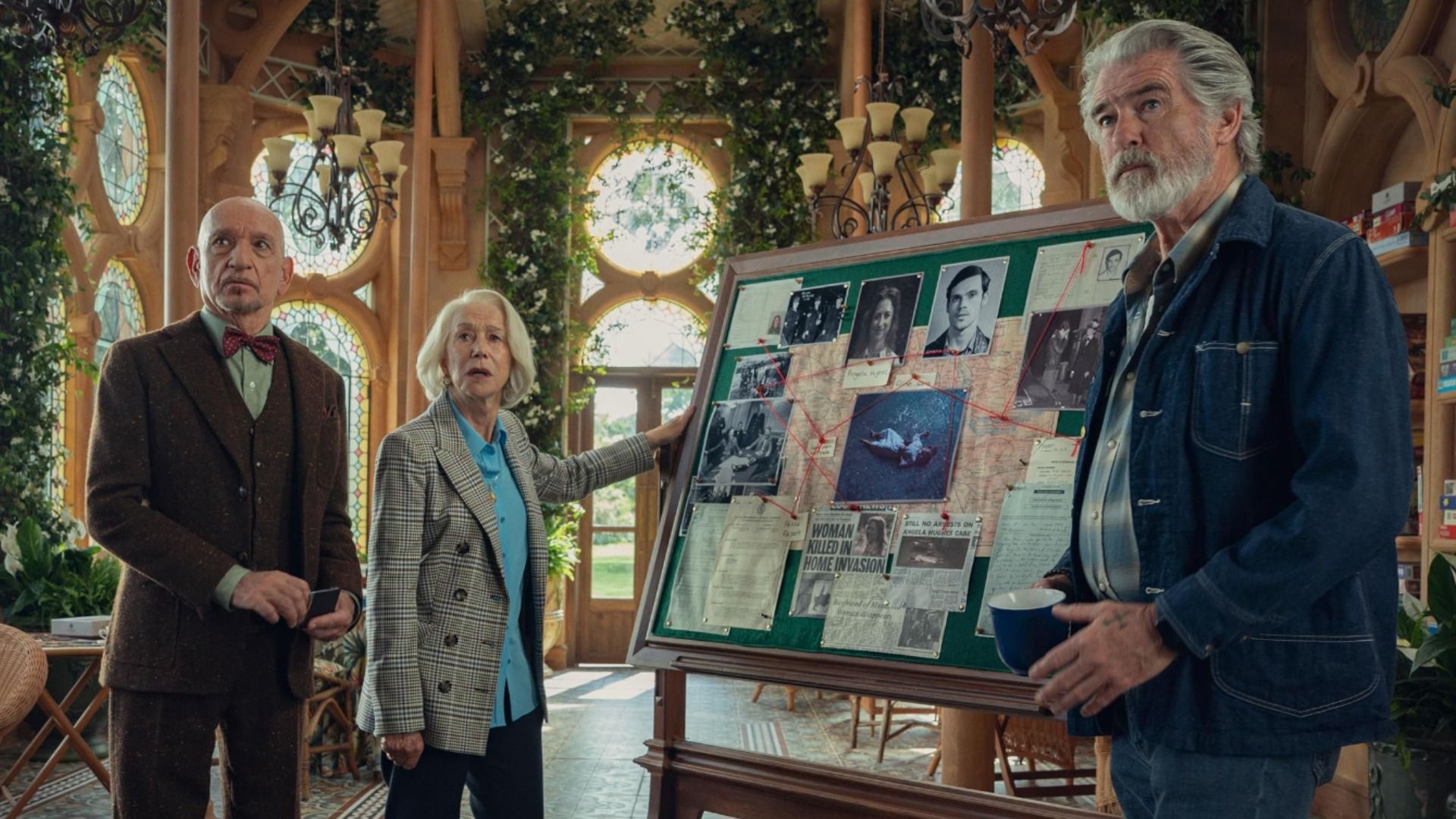 Actorii Ben Kingsley într-un costum maro, Helen Mirren într-un blazer gri și Pierce Brosnan într-o jachetă din denim