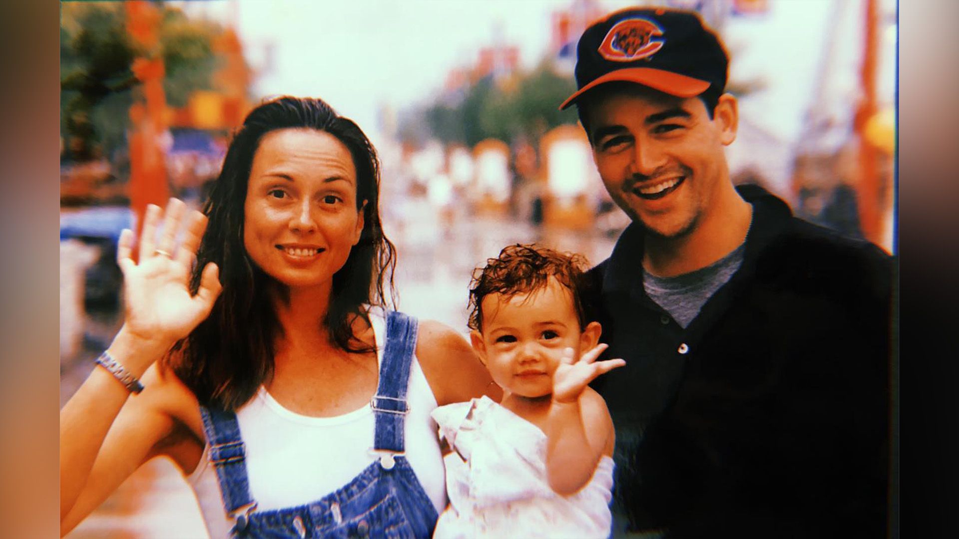 Sydney Chandler copil în brațele mamei sale Kathryn MacQuarrie, cu Kyle Chandler în picioare lângă ele