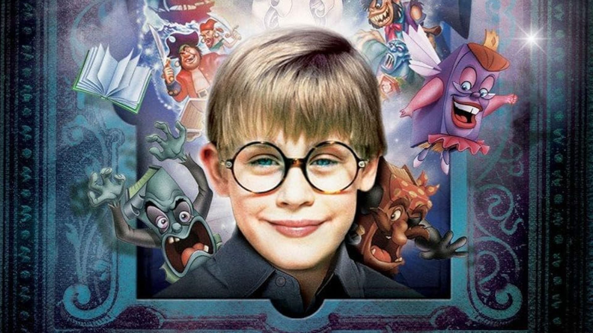 Actorul Macaulay Culkin copil, stând în picioare cu ochelari, înconjurat de cărți de desene animate