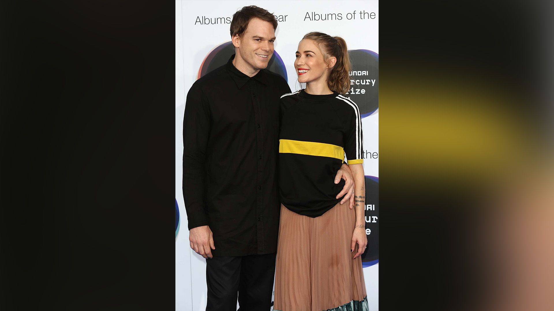 Michael C. Hall o îmbrățișează pe Morgan MacGregor care zâmbește