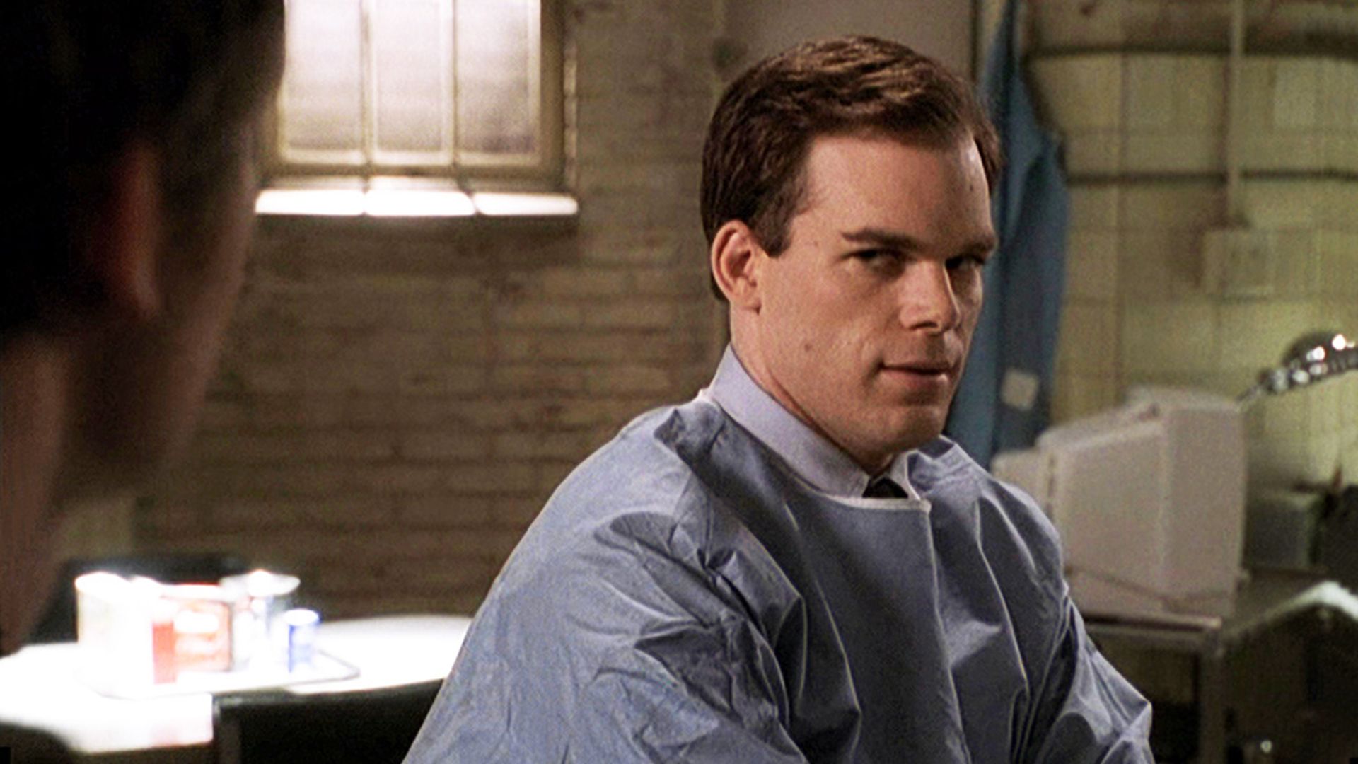 Michael C. Hall într-o halată medicală albastră