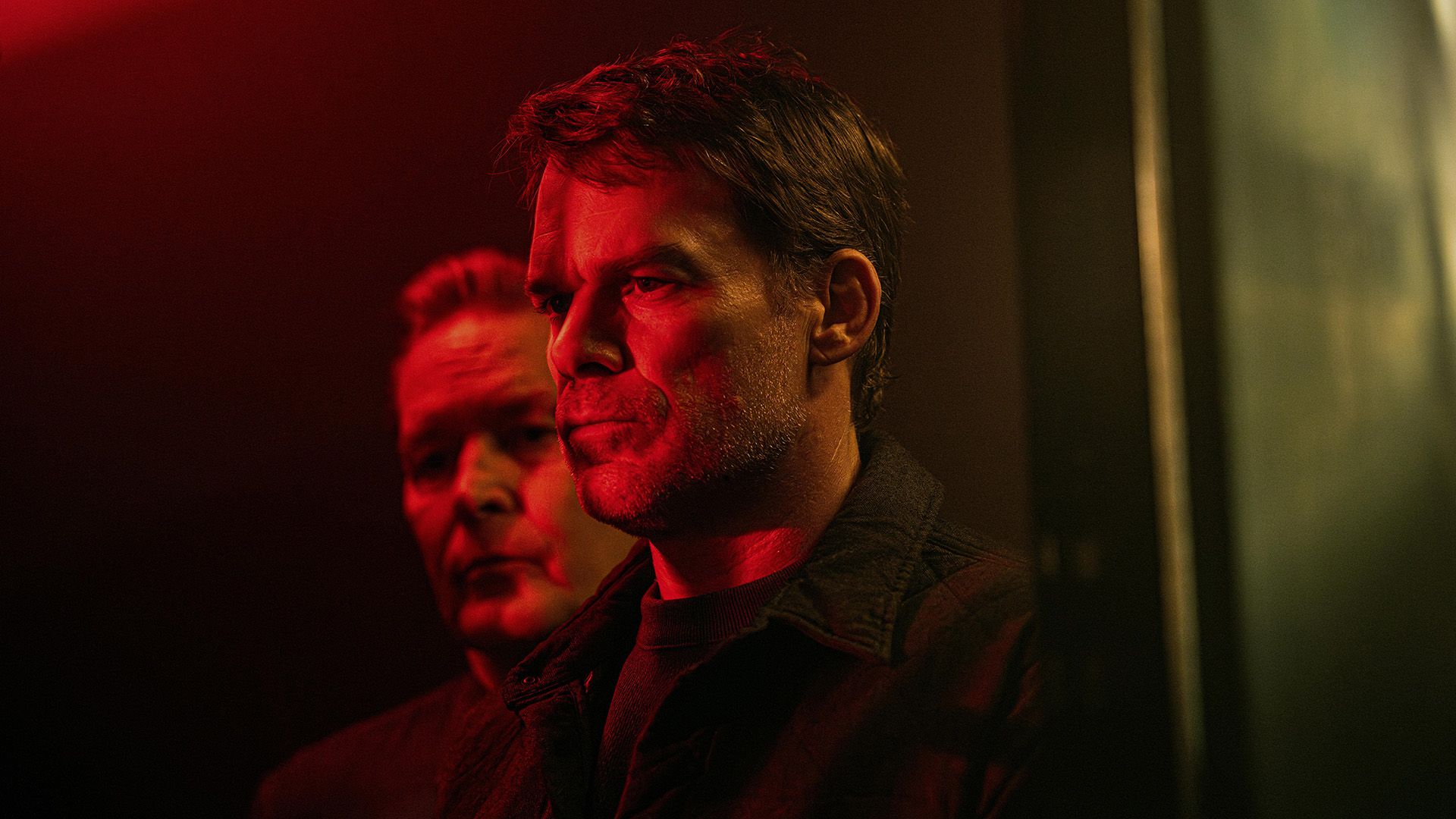 Michael C. Hall în lumină slabă cu iluminare roșie din spate