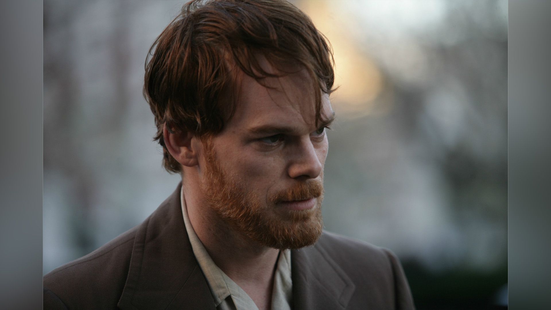 Michael C. Hall cu mustață și barbă în prim-plan