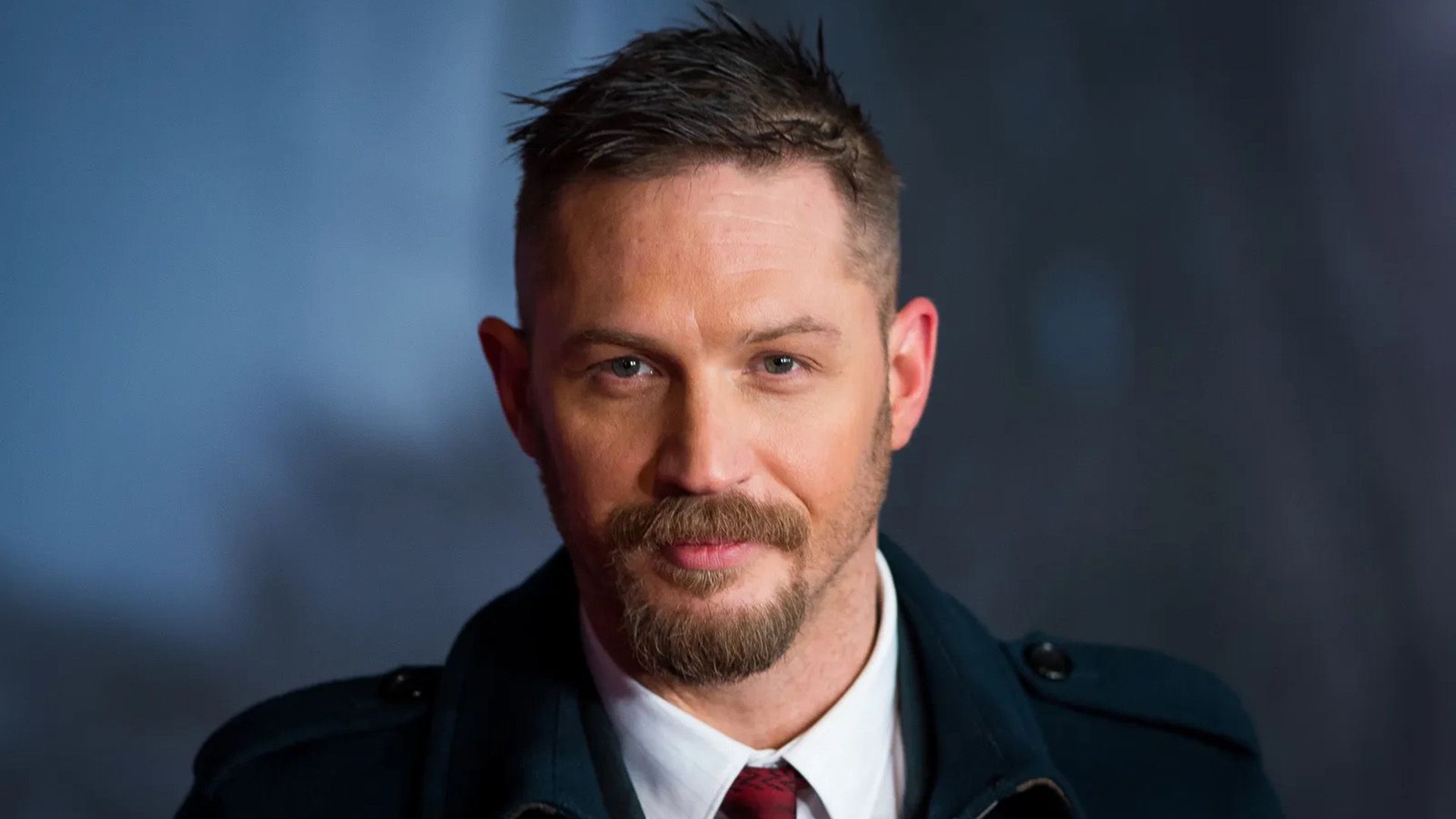 Actorul Tom Hardy într-un prim plan